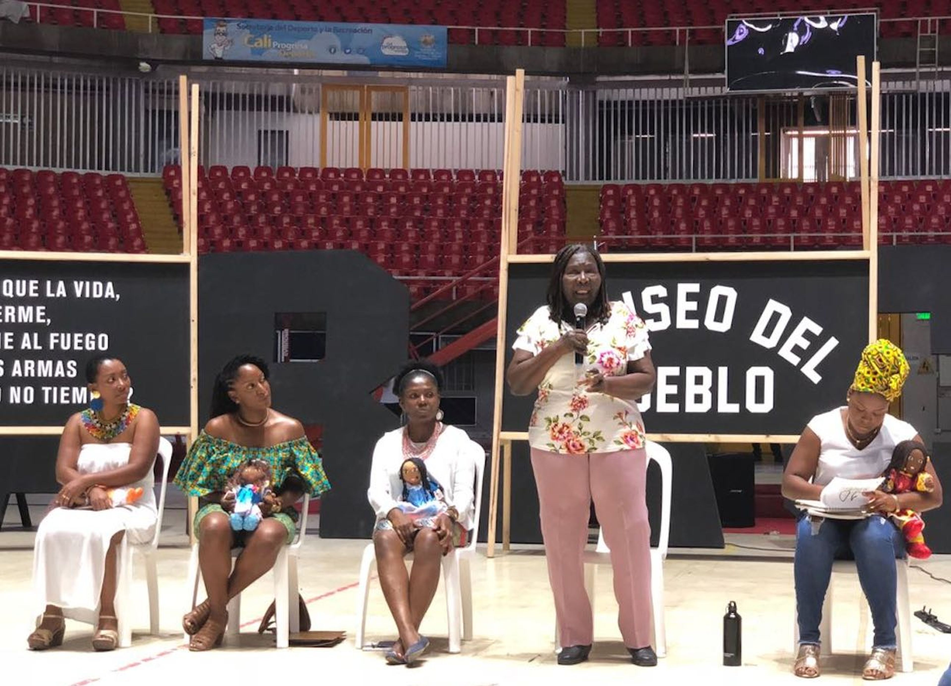 Discussion panel in Coliseo El Pueblo, Cali. From left to right: Nidia Góngora, Amber Henry, Francia Márquez, Mary Grueso, Aurora Vergara. Photo: Felipe Sánchez Villarreal.