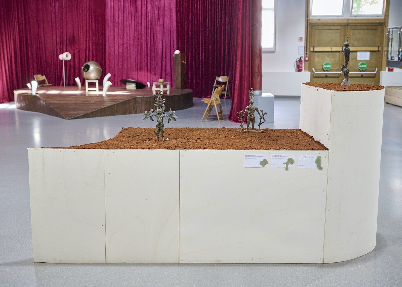 Hervé Yamguen. 15. Triennial Kleinplastik Fellbach, 2022, Anawana Haloba. How to (Re)Pair My Grandmother’s Basket, 2021, Photo: Peter Hartung