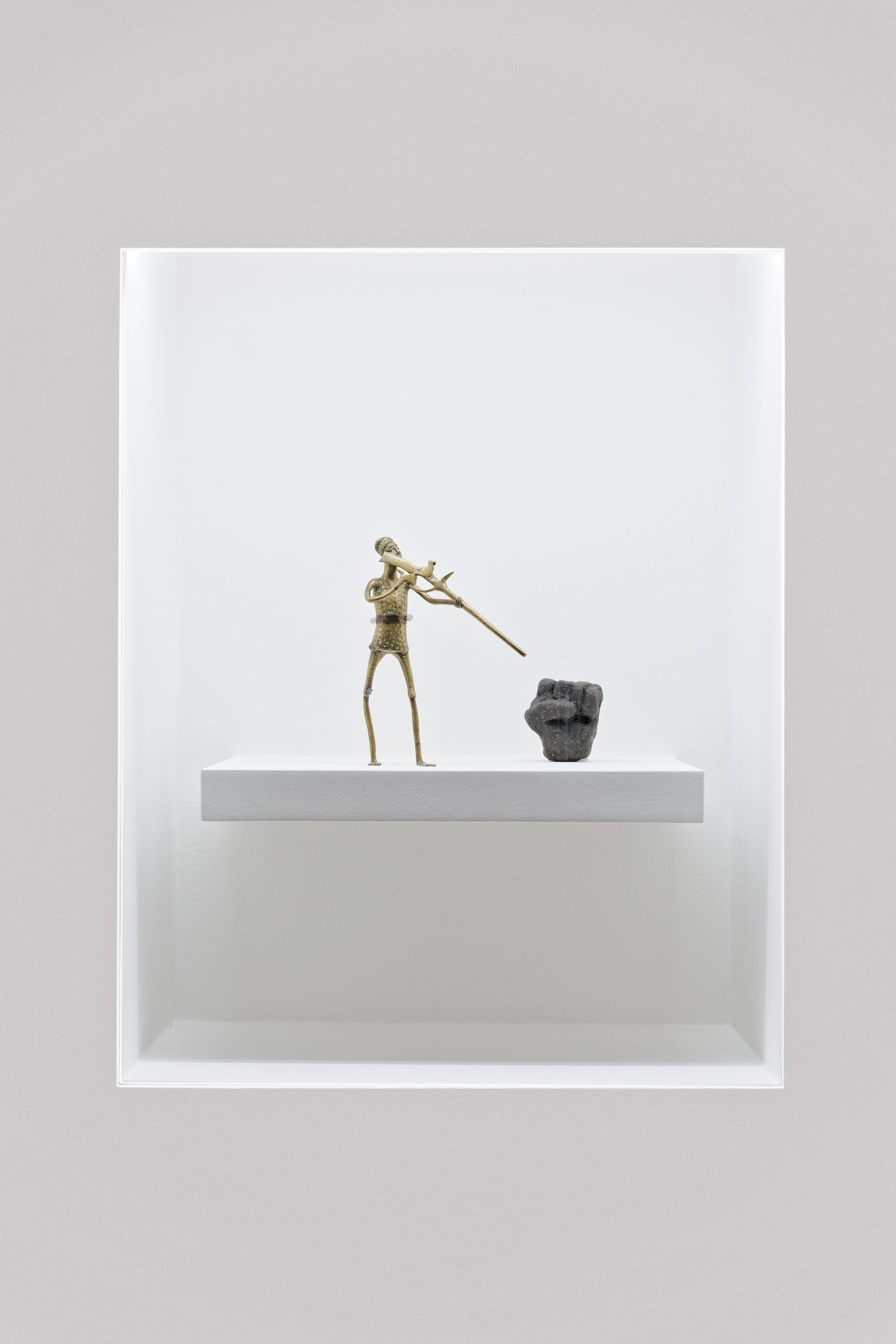 Mo Laudi, Rest-itution (Renaming a collection). Who owns the past owns the future, 2022, ephemeral installation, figure of the 19thcentury Beninese hunter (kingdom of Dahomey) belonging to the MAMC+ collection, ceramic, sound. View of the exhibition Globalisto. A Philosophy in Flux at the Musée d’art moderne et contemporain de Saint-Étienne Métropole, from June 25th to October 16th, 2022. Crédit photo : C. Cauvet / MAMC+