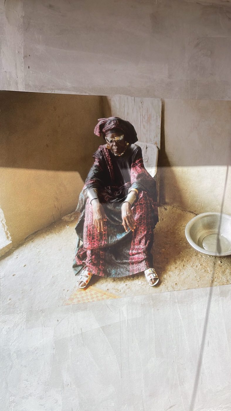 Installation view of “SAMA JABOOT MOY SAMA MELOKAAN / MA FAMILLE: MON IDENTITÉ“ with works by Naëtt Mbaye, Pape Diouf et Wutangu at the Beach House Virage. Photo: Keren Lasme.