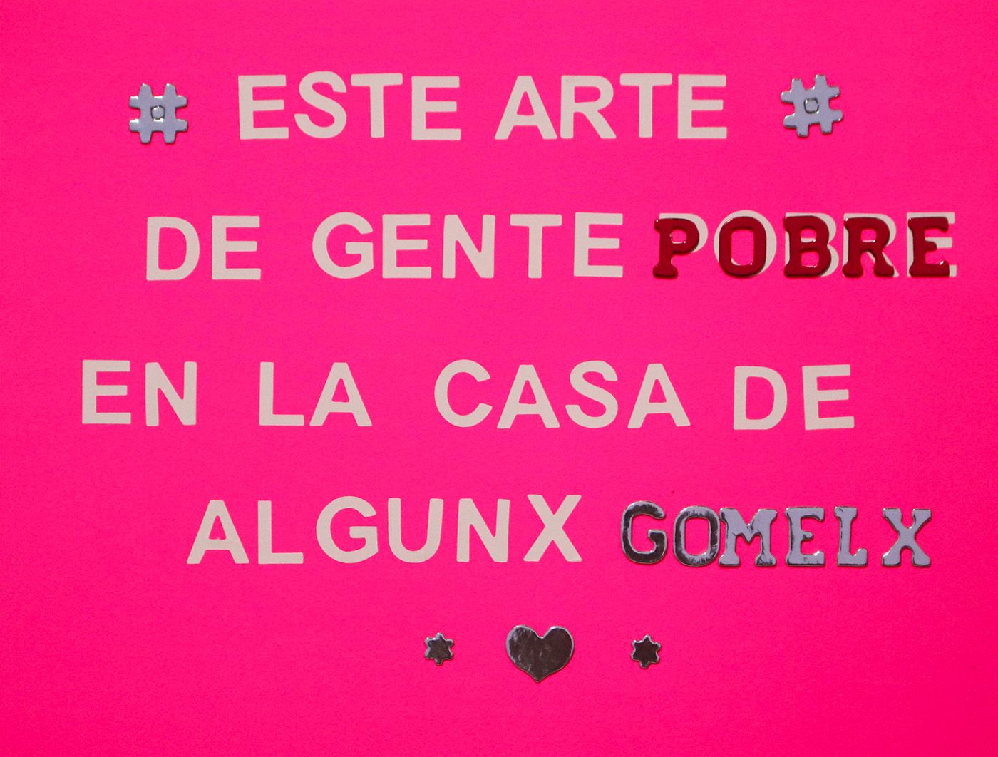 Johan Samboni, Incidente "se están nos metiendo a los conjuntos" ("they are getting into our sets"), adhesive letters on cardboard, 28 x 35 cm, 2021. Courtesy of the artist.