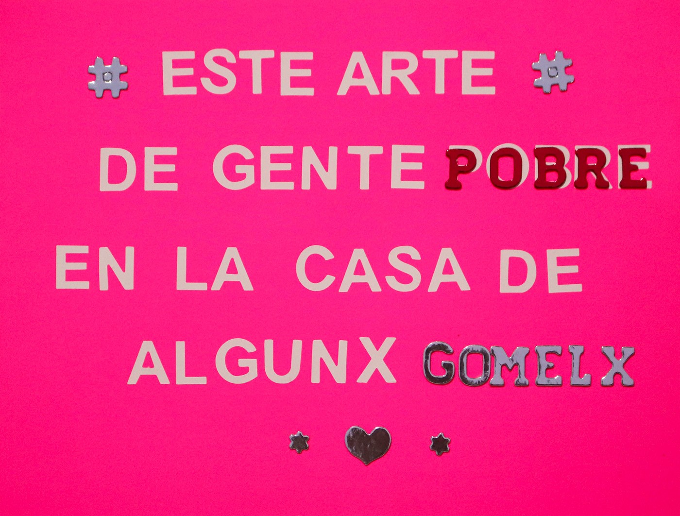 Johan Samboni, Incidente "se están nos metiendo a los conjuntos" ("they are getting into our sets"), adhesive letters on cardboard, 28 x 35 cm, 2021. Courtesy of the artist.