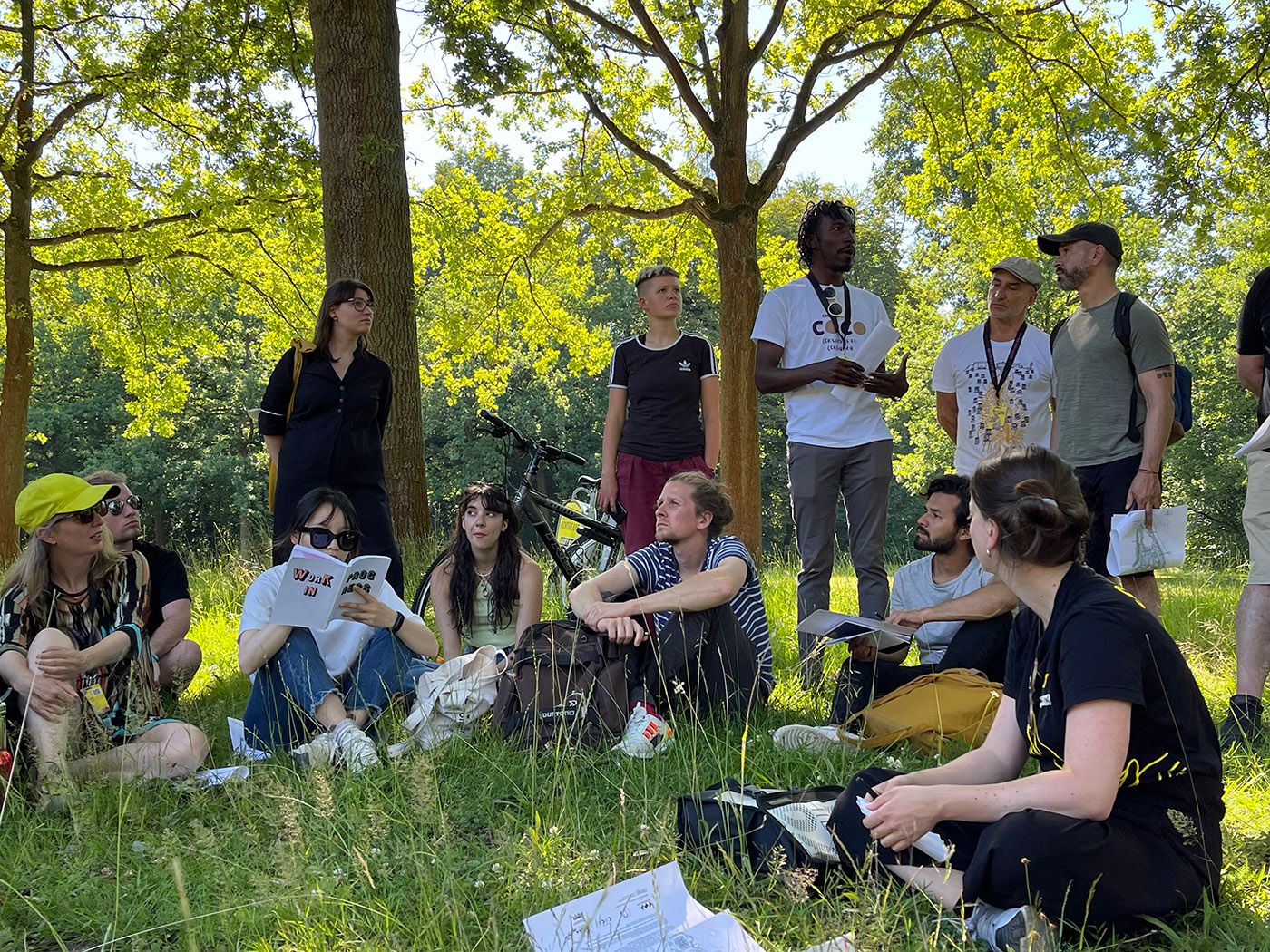 El caminar cómo diálogos posibles (Walking as Possible Dialogues), activity at Karlsaue Park by Más Arte Más Acción, at documenta15 in Kassel. Photo: C&AL