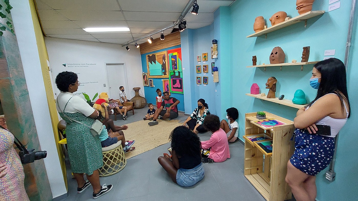Workshop with children at the #Vilão exhibition, solo show by Ramo, at Casa PretaHub. Press photo