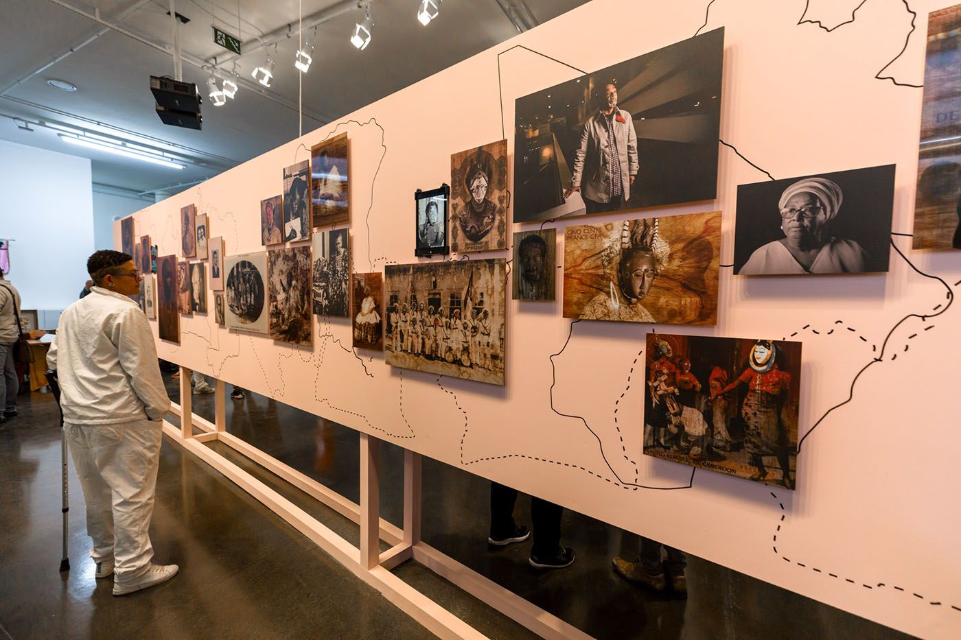 View of the exhibition “Mãos: 35 anos da Mão Afro-Brasileira”, MAM. Photo: Renato Parada