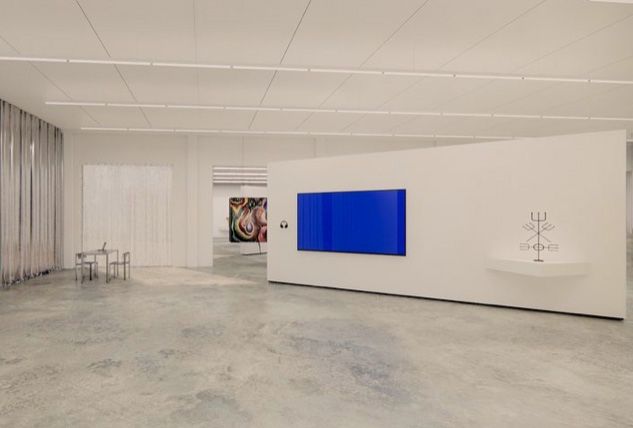 Do vôo às narinas respirar, braços largos, mensagens ao vento