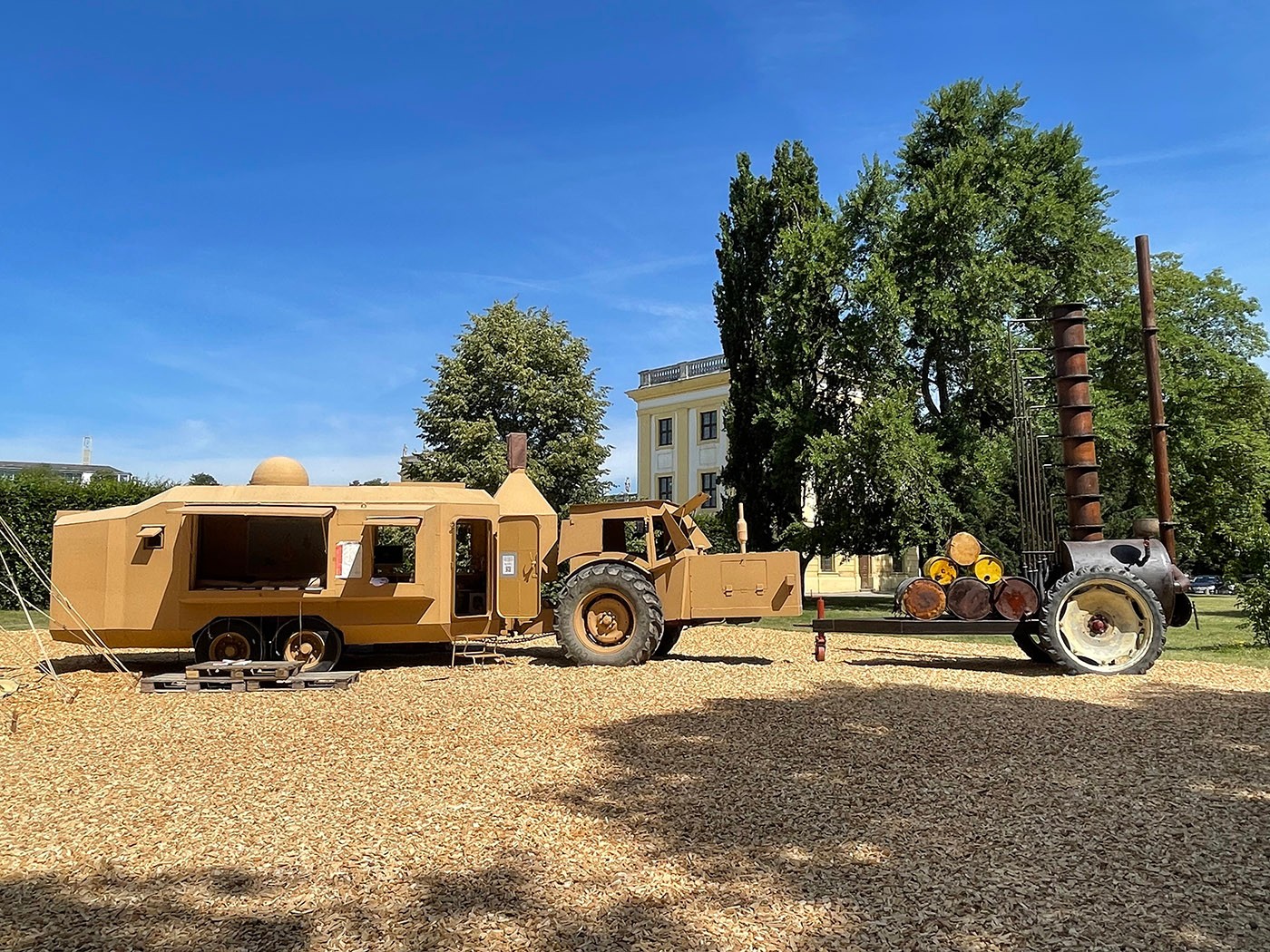 Werner, a mobile platform created in collaboration with Más Arte Más Acción and Atelier Van Lieshout in Karlsaue Park, at documenta15 in Kassel. Foto: C&AL