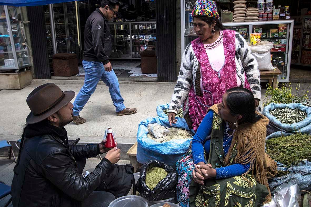 Acción de Trueque - Ayni con la hierbatera Pamela Alanoca (The Action of Bartering - Ayni with herbalist Pamela Alanoca), El Alto Market, 10th SIART Biennial, La Paz, Bolivia, 2018.