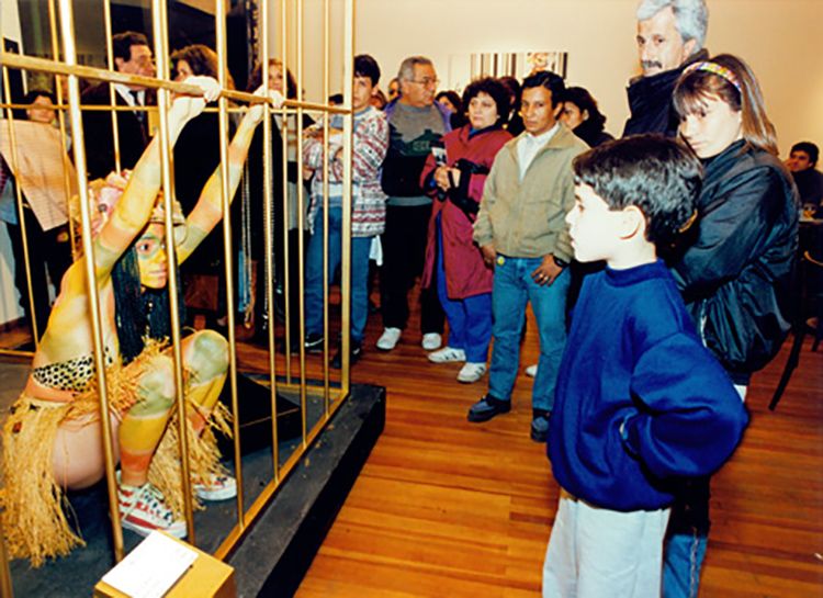 La historia como rumor: Rumor #2 Coco Fusco Guillermo Gómez Peña 2Dos amerindios no descubiertos en Buenos Aires"