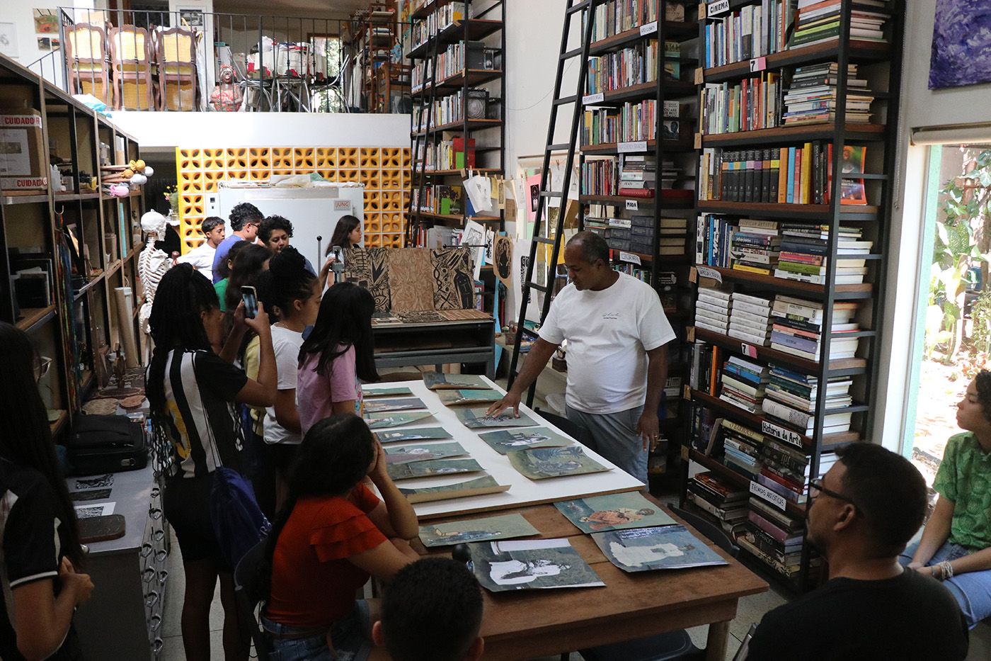 Sertão Negro, Guided visits. Courtesy of Sertão Negro Ateliê e Escola de Artes. Photo: Jhony Aguiar
