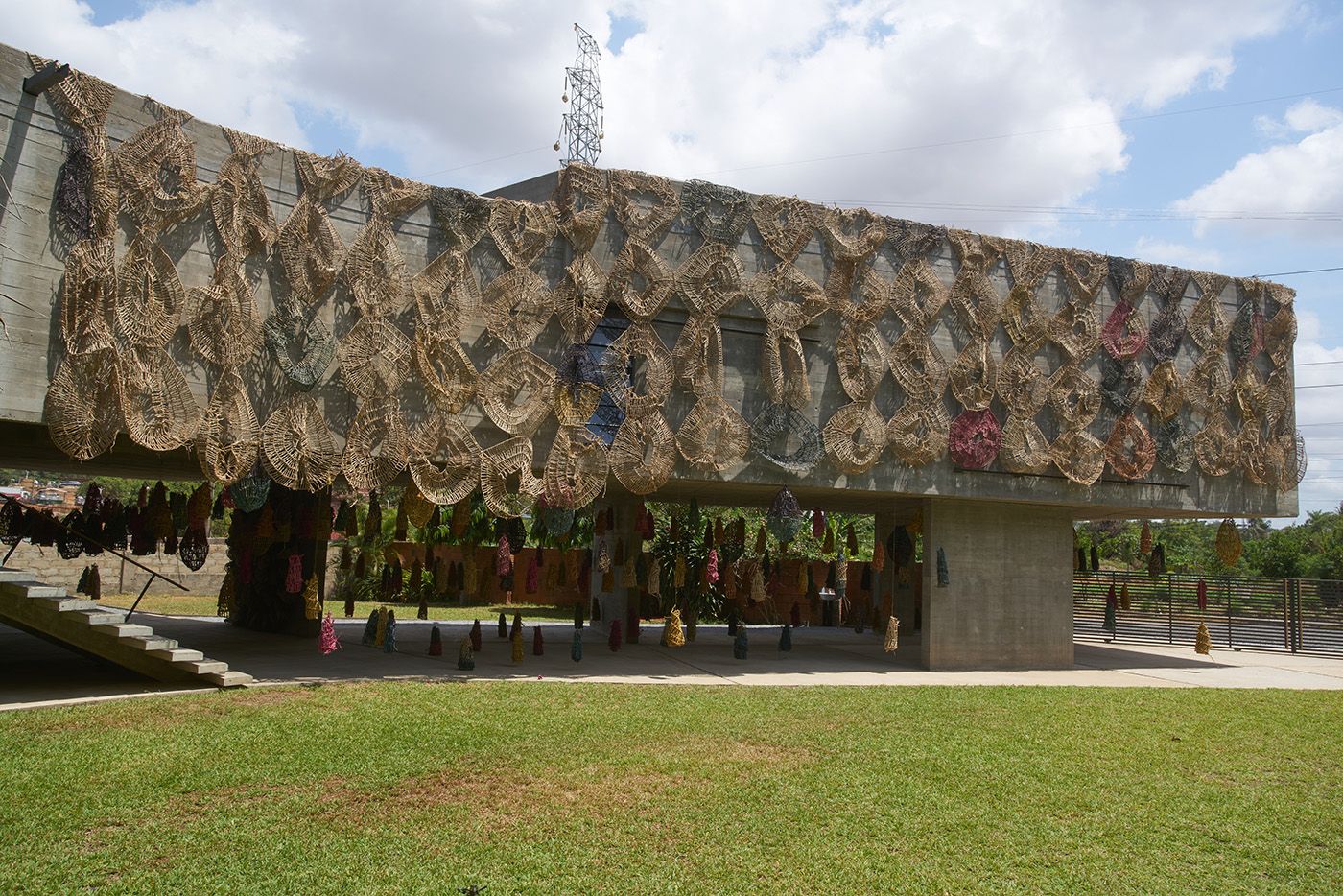 Theresah Ankomah, Memories of the present, 2020–2021. Draped dyed and undyed kenaf baskets. Dimensions variable. Courtesy of the artist and Nubuke Foundation, Accra