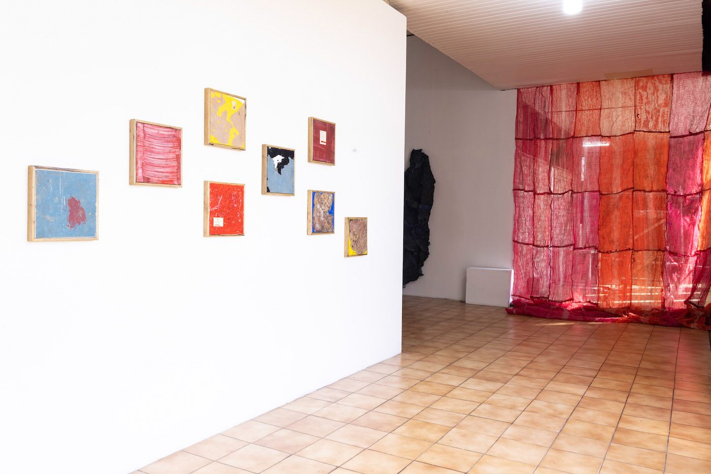 Installation View of “Elolo Bosoka: What he saw sees when he went goes strolling“ at Museum of Science and Technology (MST), Accra. September 12th – October 30th, 2024. Courtesy of the artist.