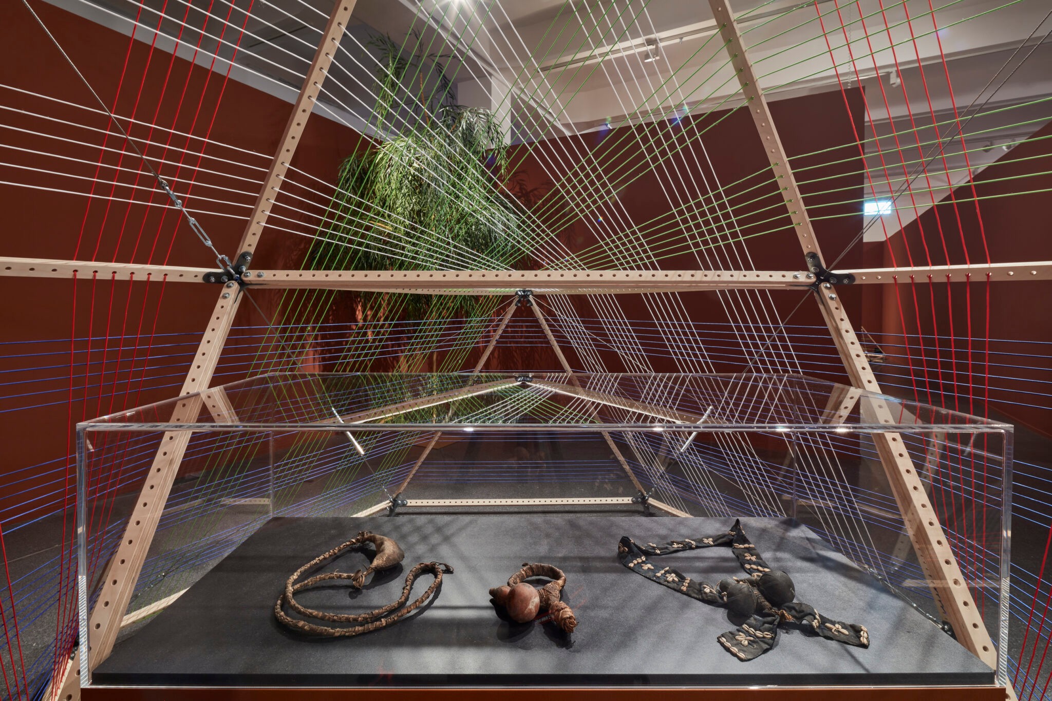 DK Osseo-Asare, Fufuzela. Amulets of Ewe, plant fiber, calabash, iron, kauri wood, loan of Übersee-Museum Bremen. Photo: Jürgen Spiler/Dortmunder U.