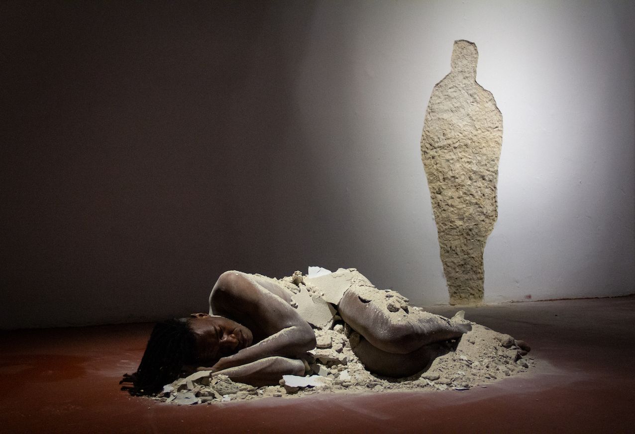 Carlos Martiel, Ascendencia Charrúa, Montevideo, Uruguay. With Mary Correa (marithué). Performance presentad as part of the exhibition “La Persistencia del Cuerpo: Rastros del arte de performance en América Latina”, curated by Silvio de Gracia.