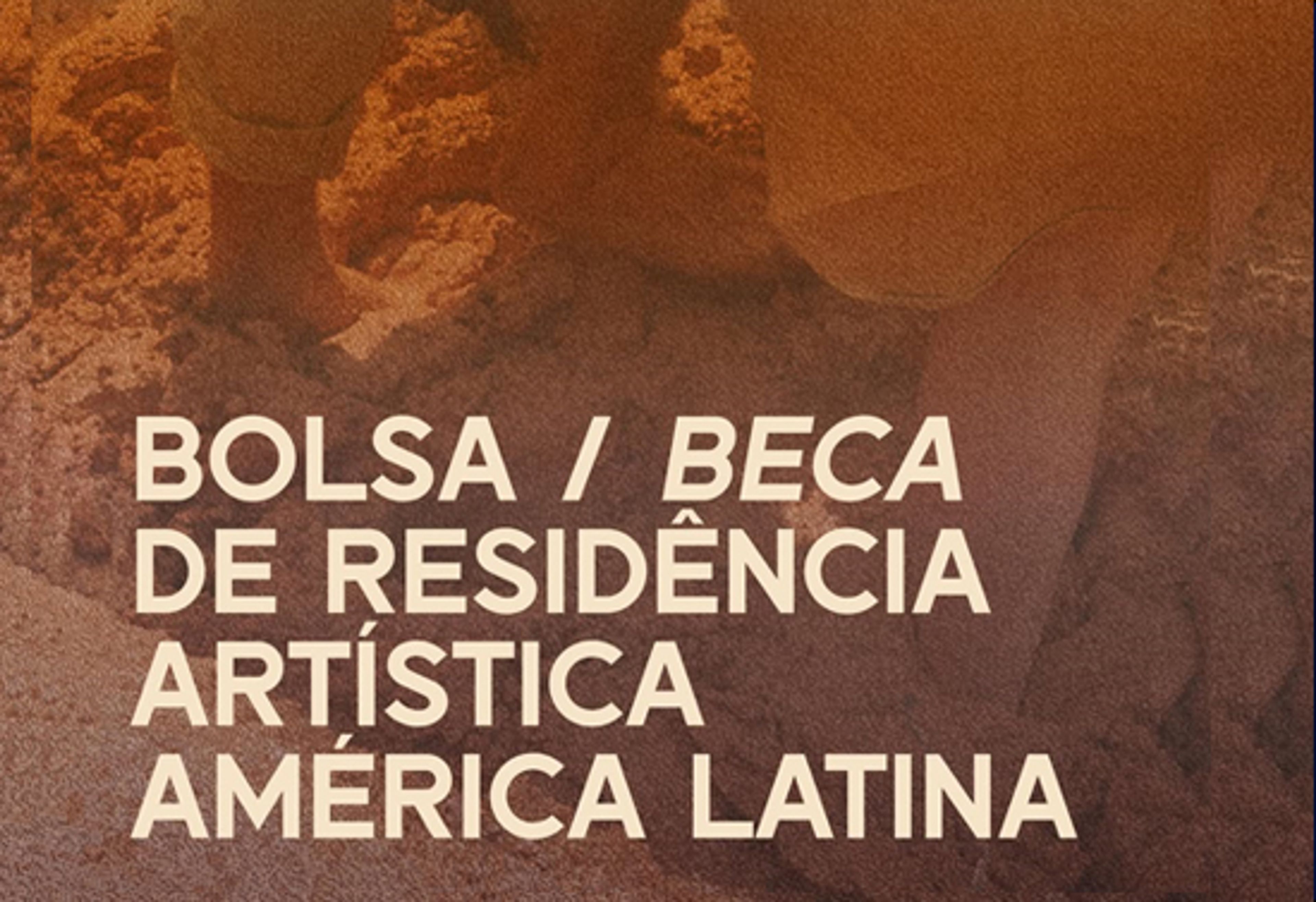White text "BOLSA / BECA DE RESIDÊNCIA ARTÍSTICA AMÉRICA LATINA" on a sandy background with a person's legs.