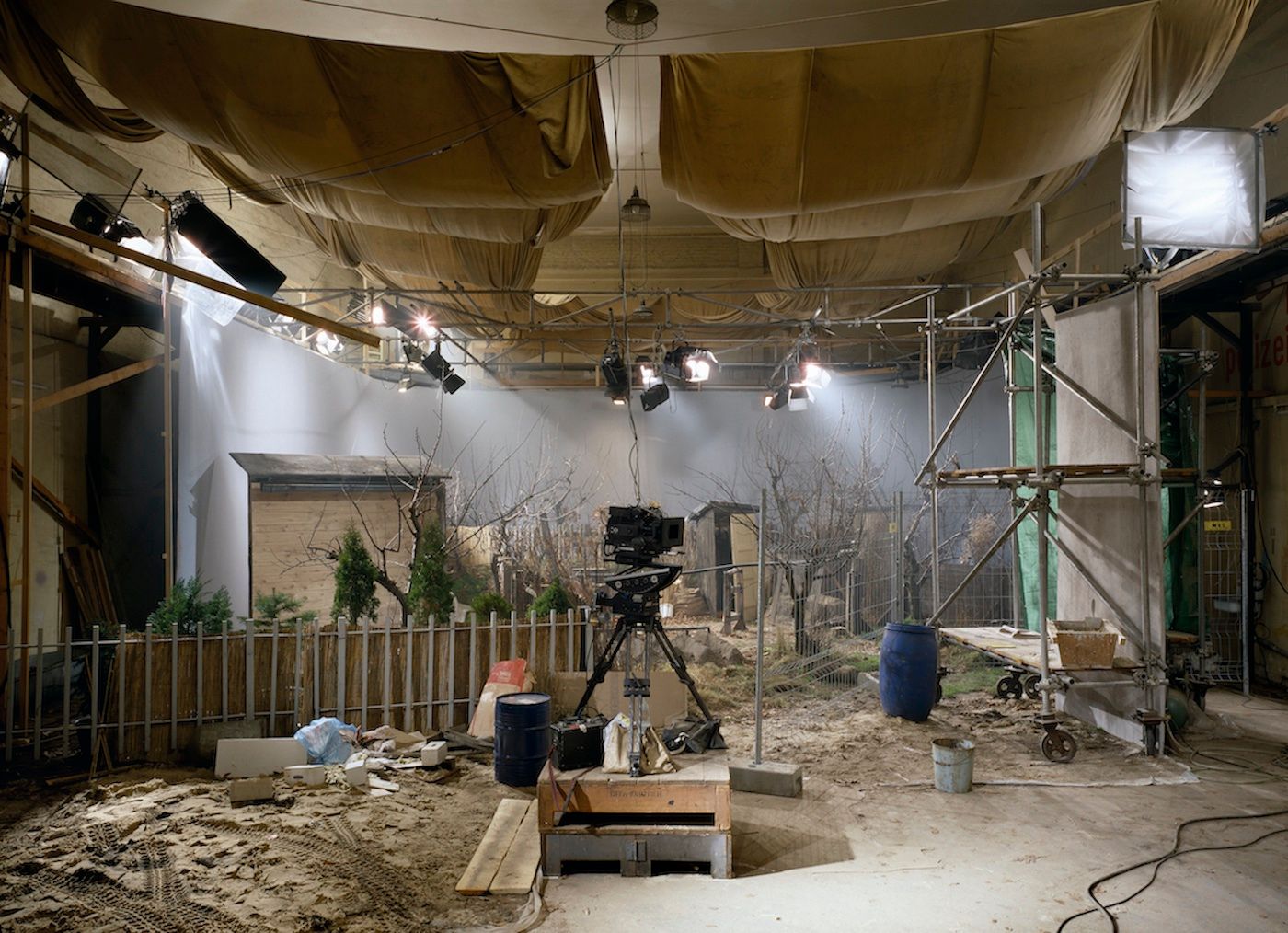 STAN DOUGLAS, DER SANDMANN SET PHOTOS: CONTEMPORARY SET, DOKFILM STUDIOS, POTSDAM, BABELSBERG, 1994. © STAN DOUGLAS, COURTESY THE ARTIST, VICTORIA MIRO AND DAVID ZWIRNER