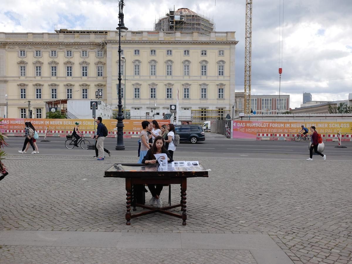 Natalia Rodríguez, Museum Nulluis, performance in front of the Humboldt Forum, July 2019 Courtesy of the artist.