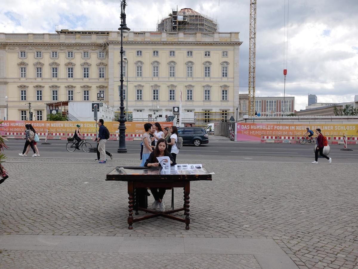 Natalia Rodríguez, Museum Nulluis, performance in front of the Humboldt Forum, July 2019 Courtesy of the artist.