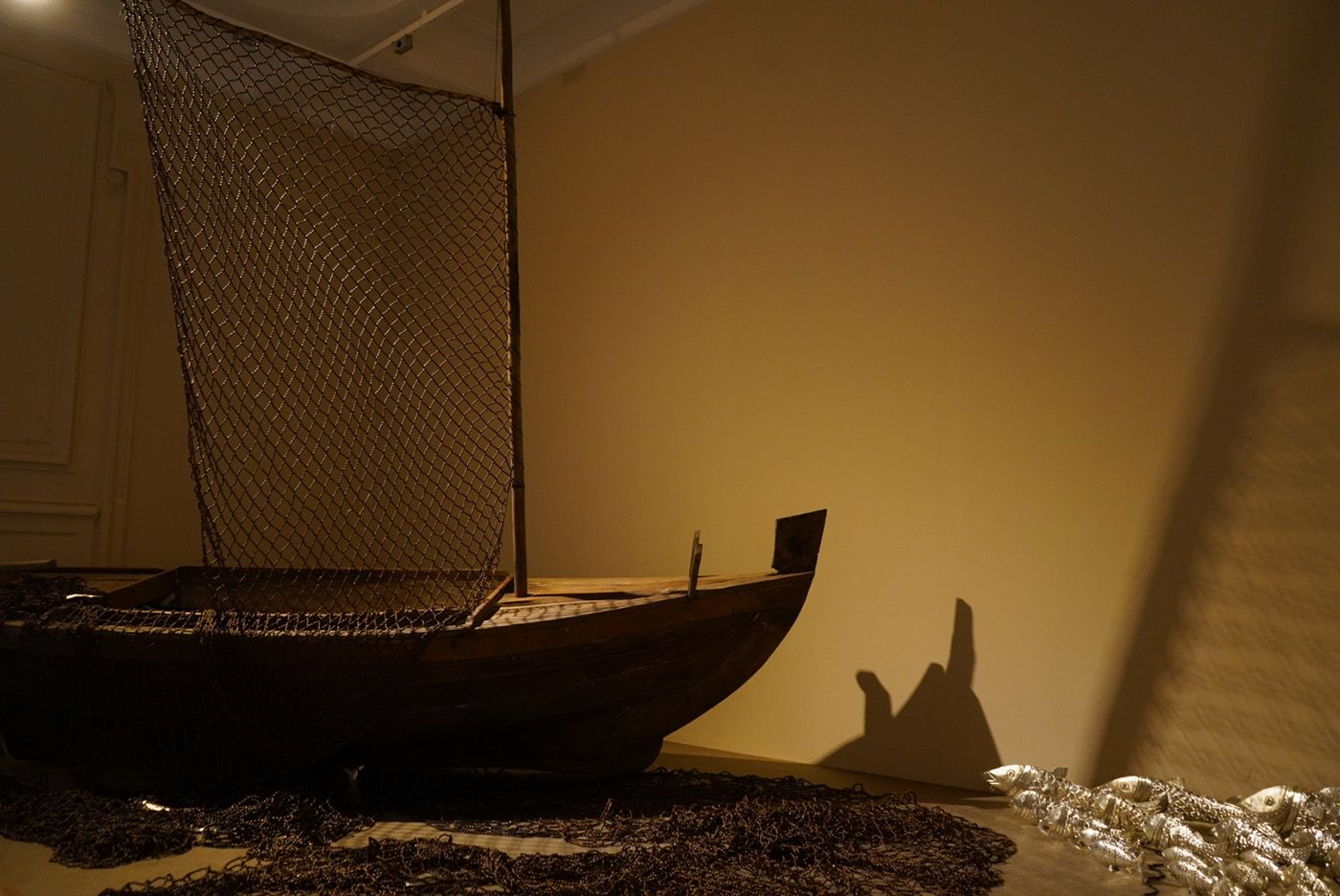 Nádia Taquary, “Puxada de Rede”, 2013. Installation composed of a boat with mast, net, and 60 silver-plated metal fish. Boat: 3 m; net: 17 m. Artist’s collection. Photo: Luan Teles / SecultBA
