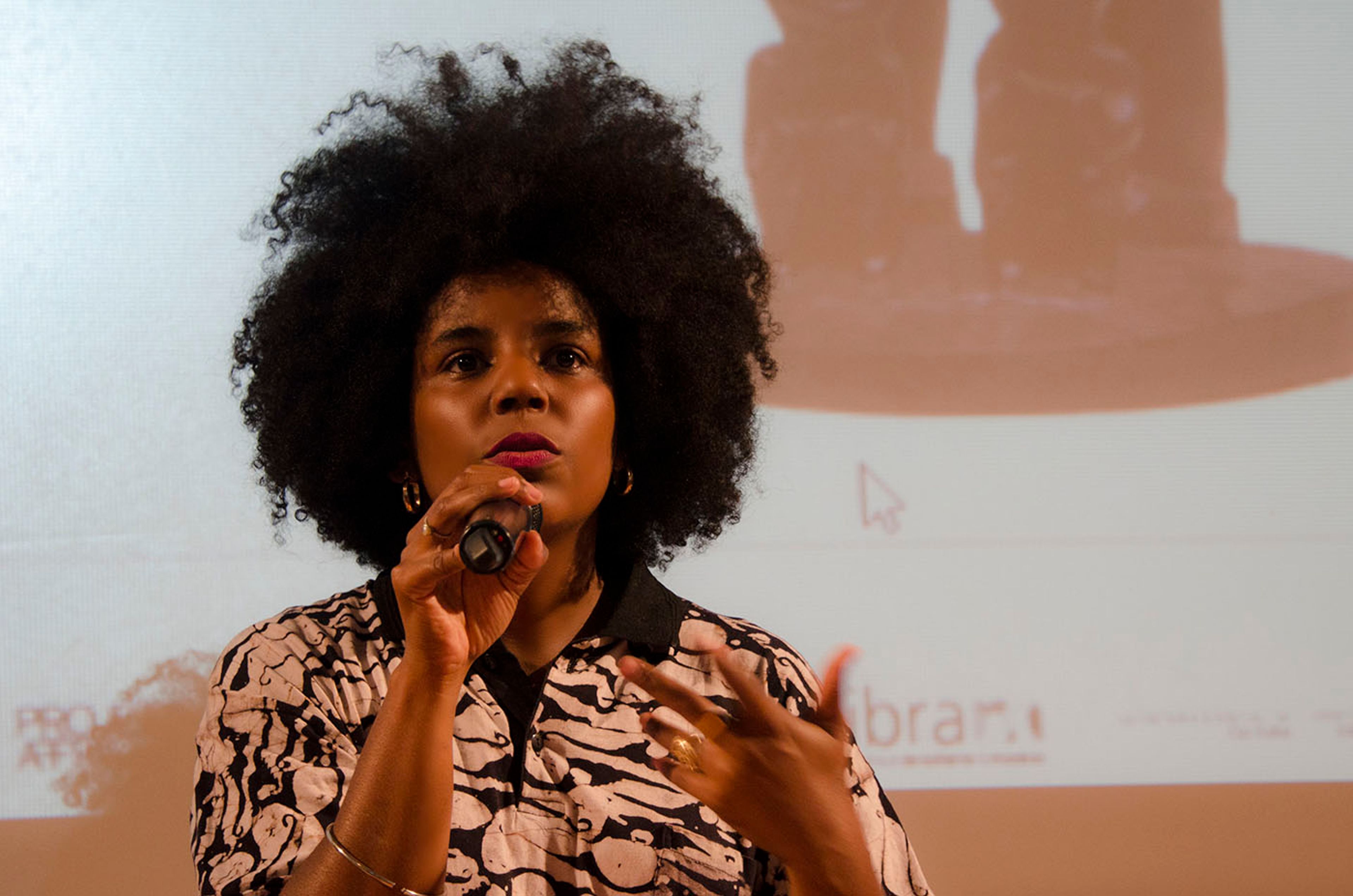 The Brazilian visual artist Juliana Santos in "Afro-Brazilian Hand 30 Years Later", 2019. Photo: Karina Bacci.