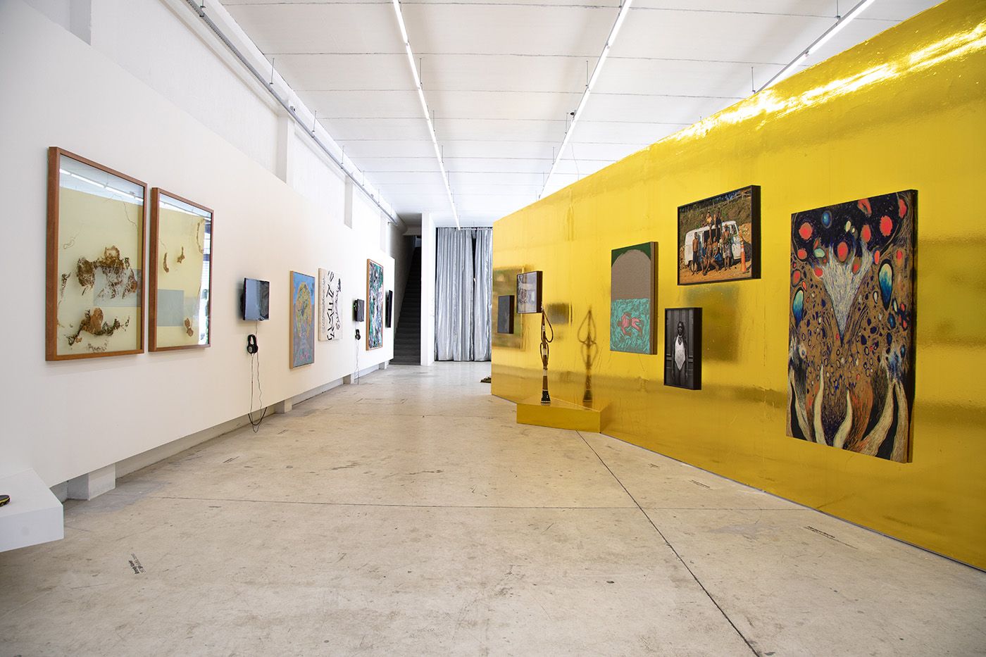 View of the exhibition "From flight to nostrils, breathe, arms wide, messages in the wind", at HOA Galeria. Photo: Wallace Domingues