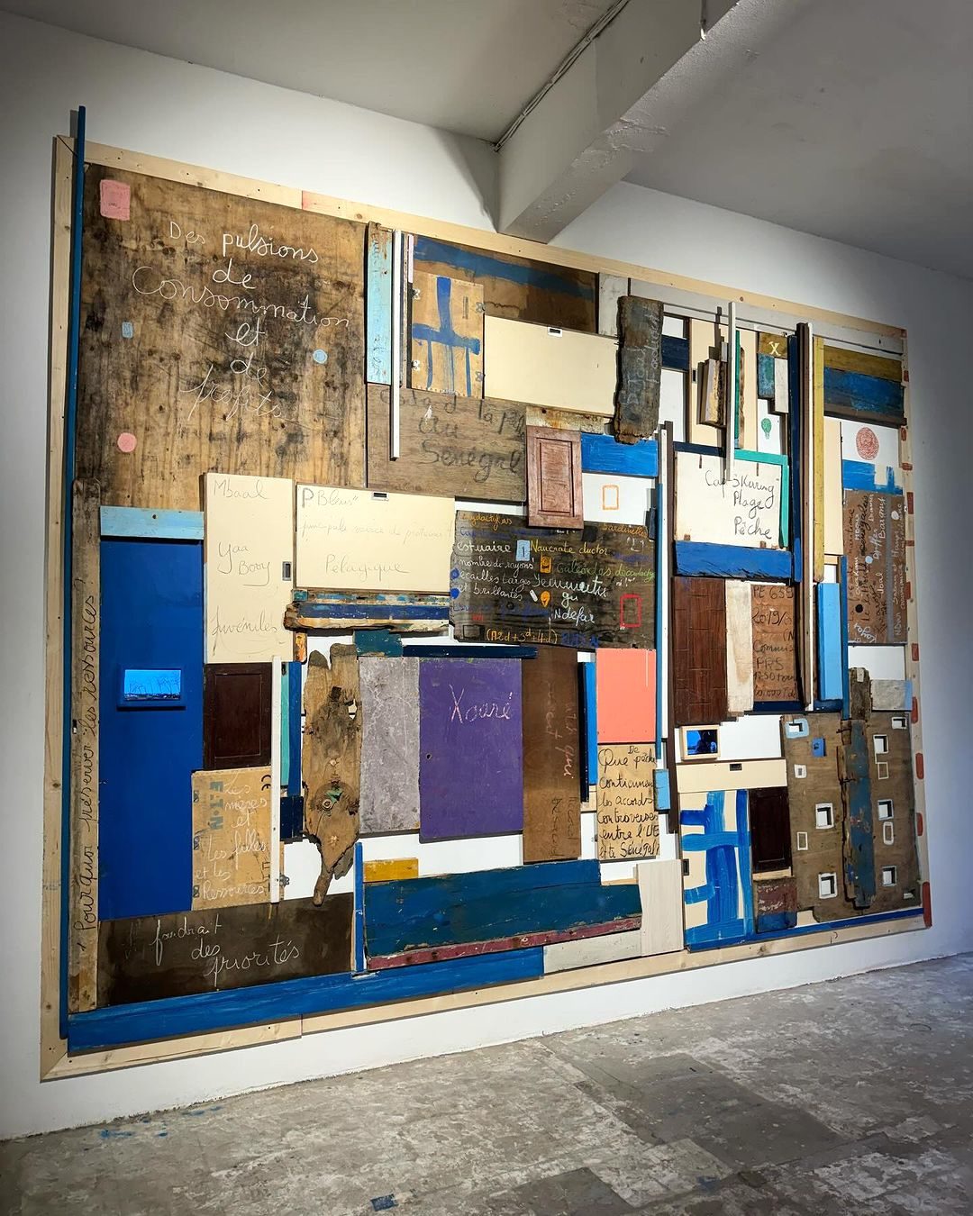 Hamedine Kane. Installation view of „Export-Import” featuring works by Younes Baba-Ali, Mbaye Diop, and Hamedine Kane. Photo: Marie Hélène Pereira.