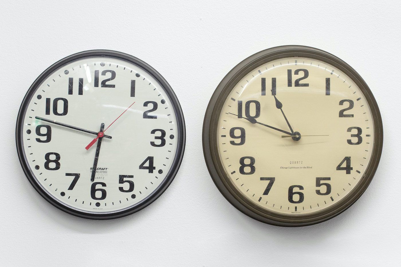 James Gregory Atkinson, CST/CET Office (Detail), 2021, clocks, photography, counter, installation view, ‘6 Friedberg-Chicago’, Dortmunder Kunstverein . Courtesy: the artist, Germericans (Sabrina und Marvin Kuhn), Dortmunder Kunstverein. Photo: Jens Franke