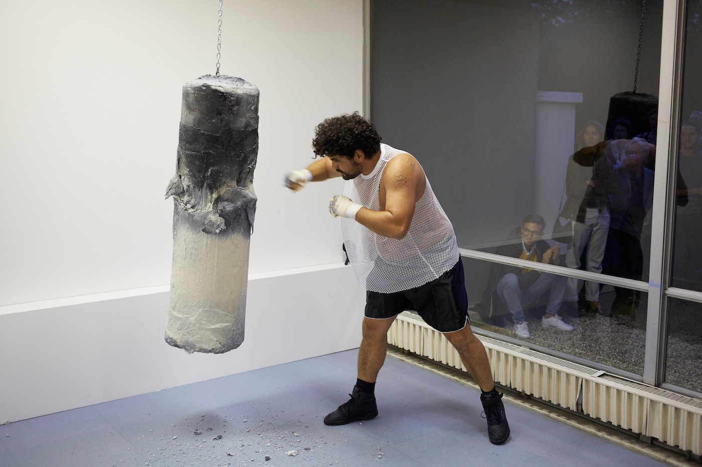 Yoan Sorin, Frapper, Creuser. Performance. Exposition Une forme olympique, HEC, 2017 Photo: Céline Duval. Courtesy of the artist.