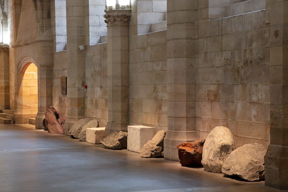 El Anatsui, Installation view of En quête de liberté, 2021 at Le centre des monuments nationaux as part of Africa2020 Season. Courtesy of Africa2020