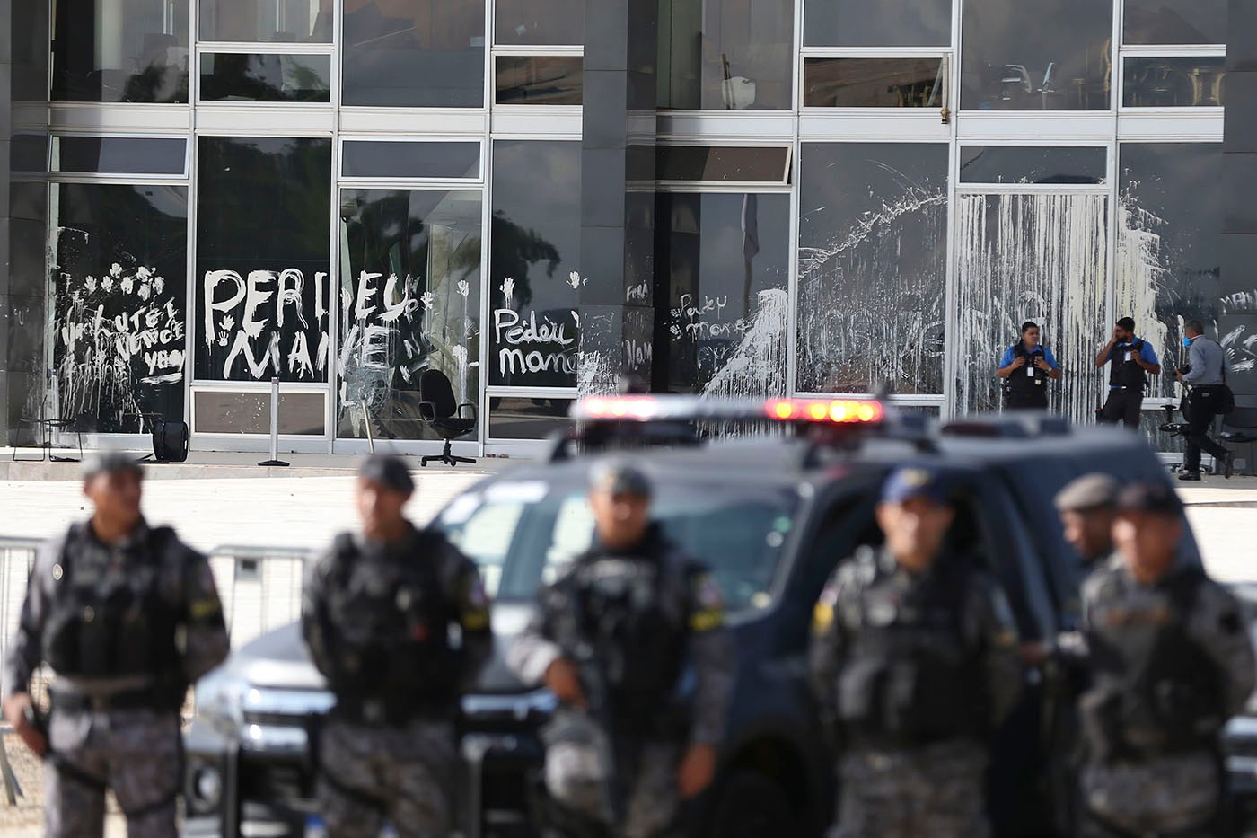 Soldiers from the Brazilian National Public Security Force, in front of the Federal Supreme Court, at Praça dos Três Poderes in Brasília. Photo: José Cruz/Agência Brasil.