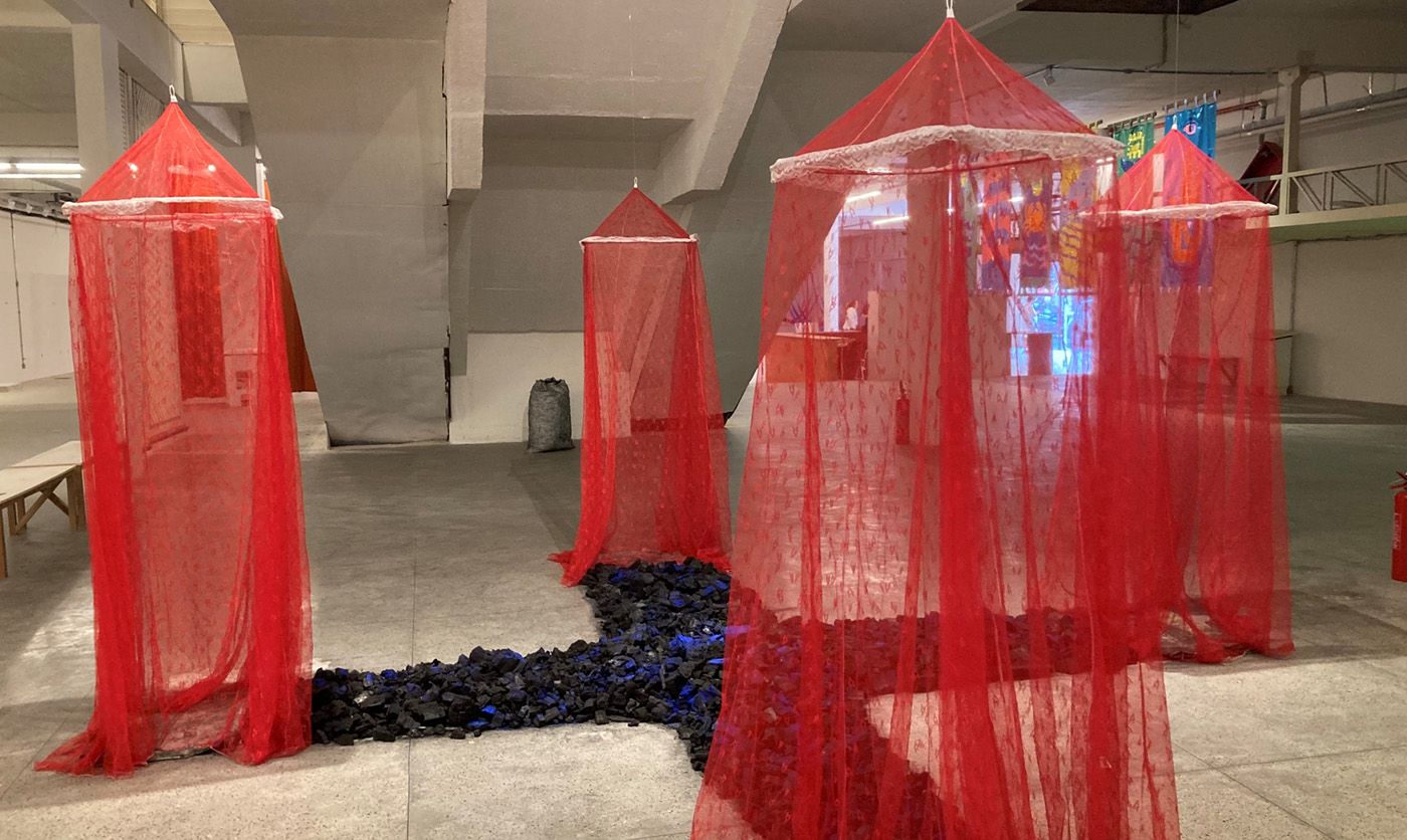 Joelington Rios, Cruzeiro do Sul, 2023. Installation. Mosquito nets, charcoal, Waji. Quilombo Jamary dos Pretos, Maranhão. 680 x 680 cm. Photo: Danilo José Rocha.