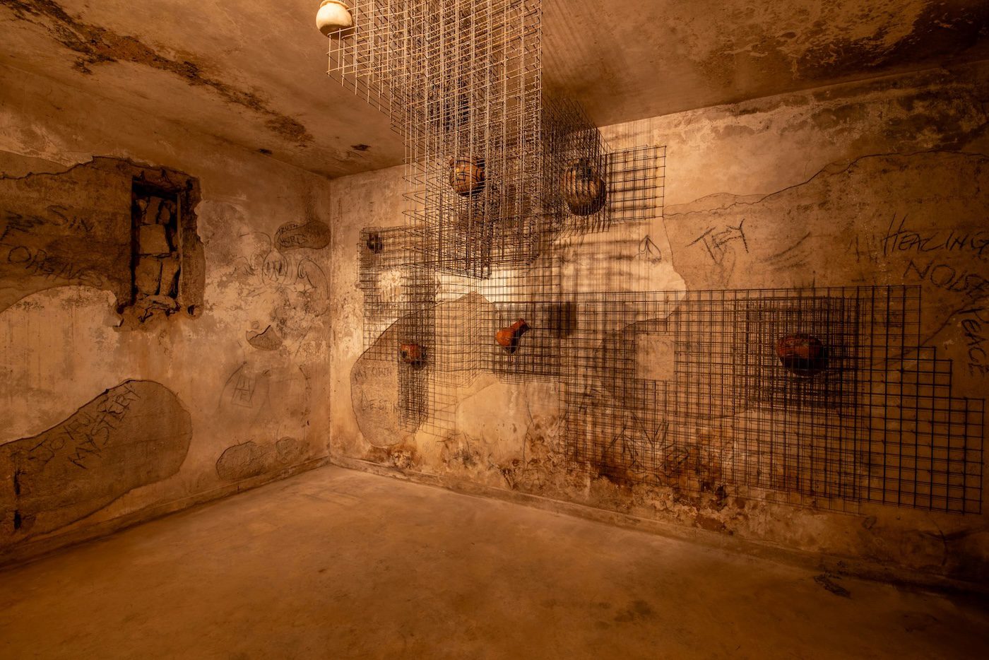 Frederick Ebenezer Okai, Me Nko M’abrabϽ, 2023, wire mash, pottery objects, variable dimensions (Site-specific installation) at Silent Invasions: The Art of Material Hacking. Photo: Atiko Anthony