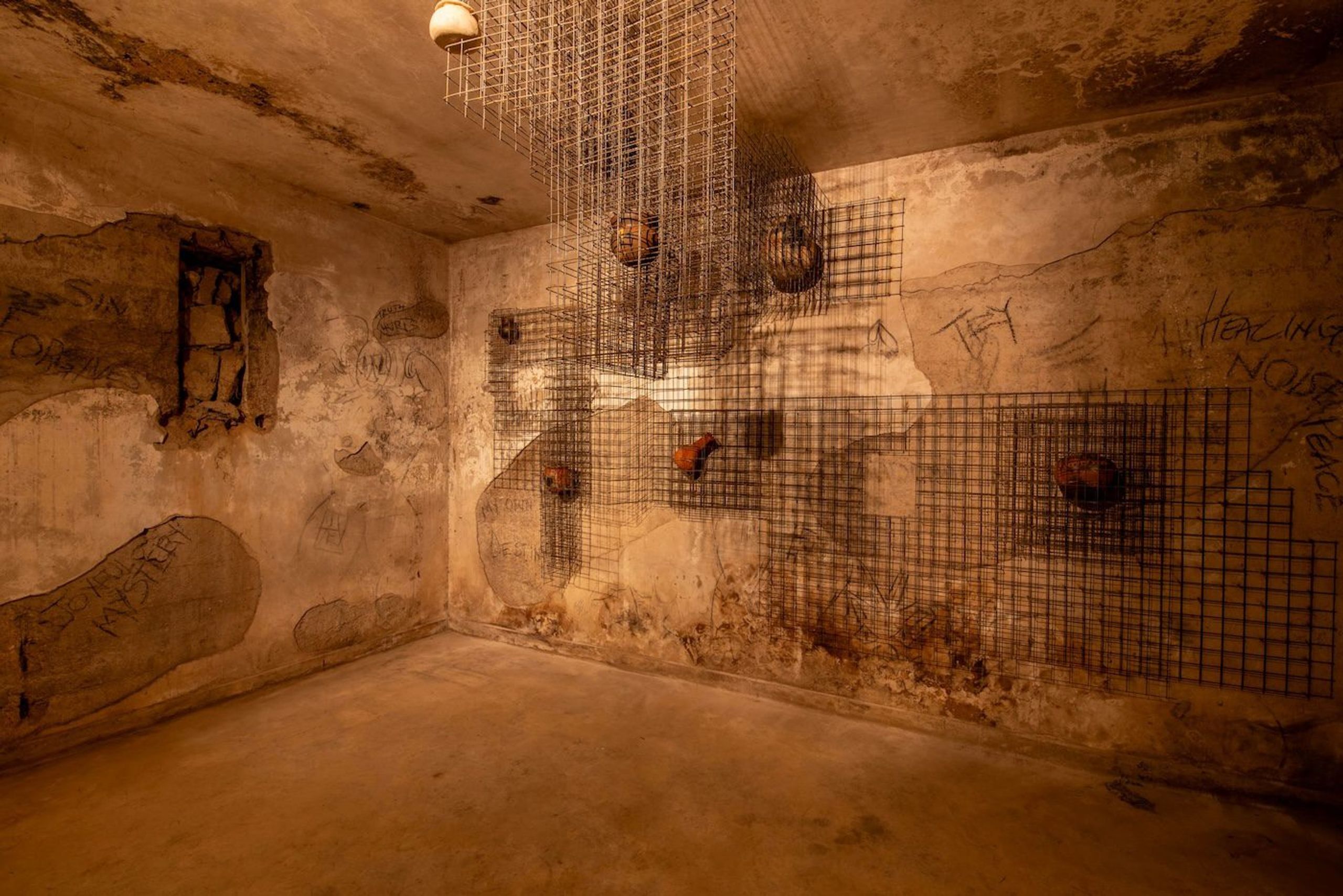Frederick Ebenezer Okai, Me Nko M’abrabϽ, 2023, wire mash, pottery objects, variable dimensions (Site-specific installation) at Silent Invasions: The Art of Material Hacking. Photo: Atiko Anthony