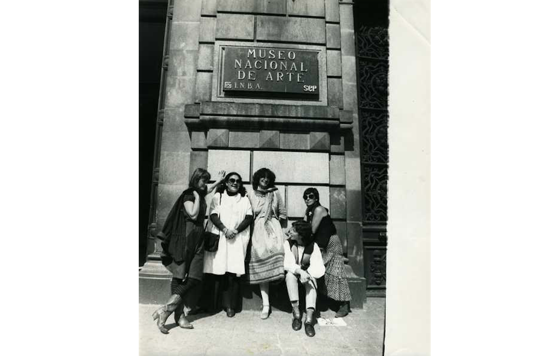 Grupo Bio-Arte: 1984, Laita, Nunik Sauret, Rose Van Lengen, Roselle Faure, Guadalupe Garcia-Vasquez. Munal, "Bordando Sobre la Escritura y la Cocina. México.