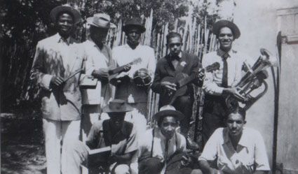 One of the groups with whom Claudinei’s father, Gumercindo Roberto, (center, standing) played.