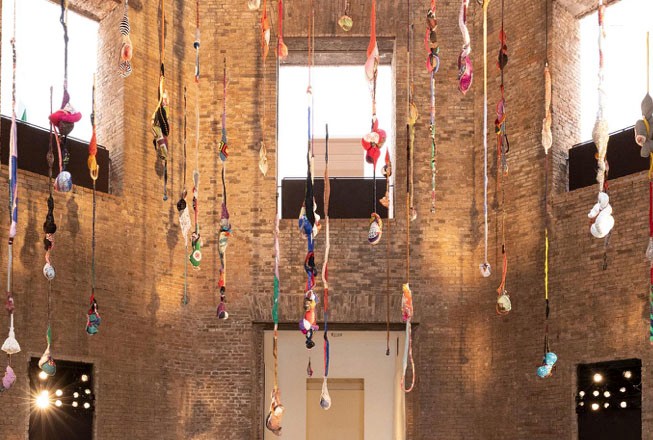 Sonia Gomes: sinfonia das cores