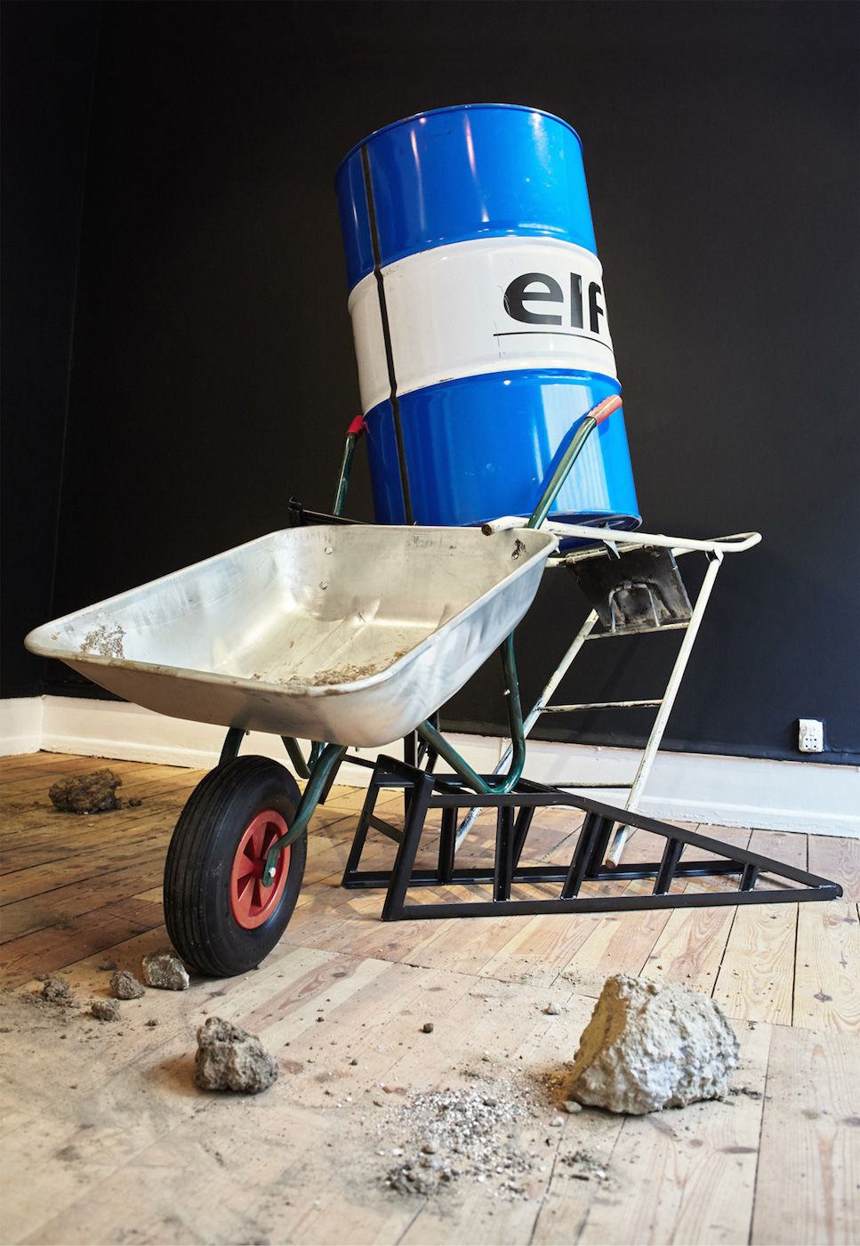 Ana Alenso, Brent Crude Oil-Elf Edition, 2017. Barrel, aluminum ramps, cart, ladder, cement, amplifier and microphone. Variable dimensions. Courtesy of: SixtyEight Art Institute, Denmark. Photo: Christopher Sand-Iversen.