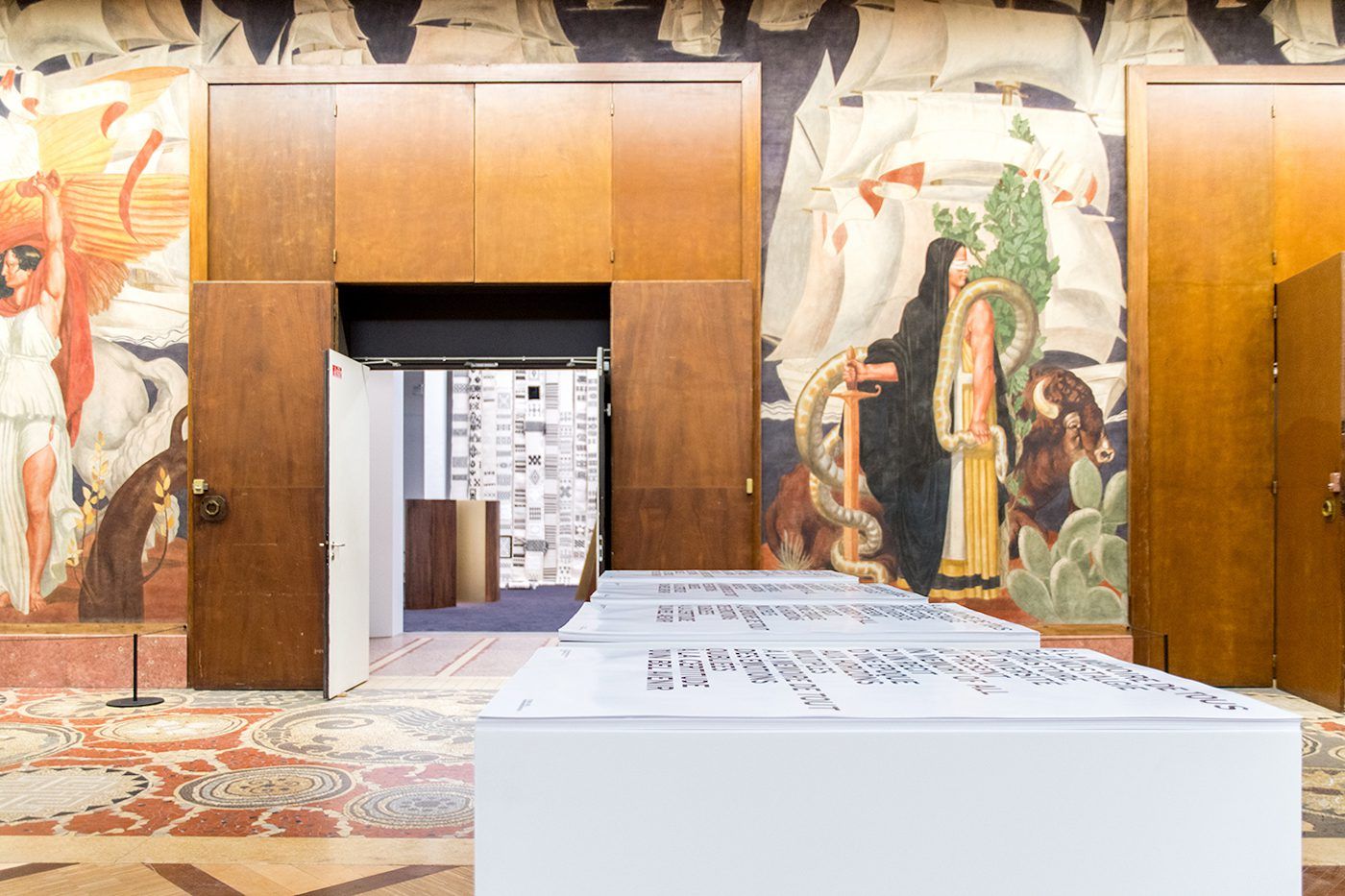 Joël Andrianomearisoa, In memory of all, À la mémoire de tous, 2021. Installation textile et affiches imprimées. Commande de l’Établissement public du Palais de la Porte Dorée – MNHI