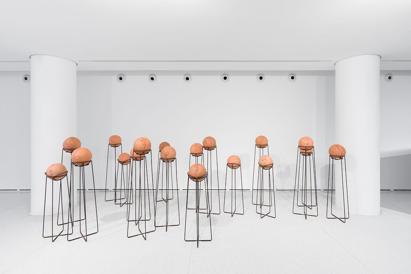 Sallisa Rosa, untitled, 2023. View of 38th Panorama of Brazilian Art: A thousand degrees. Iron oxide on ceramic 25 cm (each). Photo: Estúdio em Obra