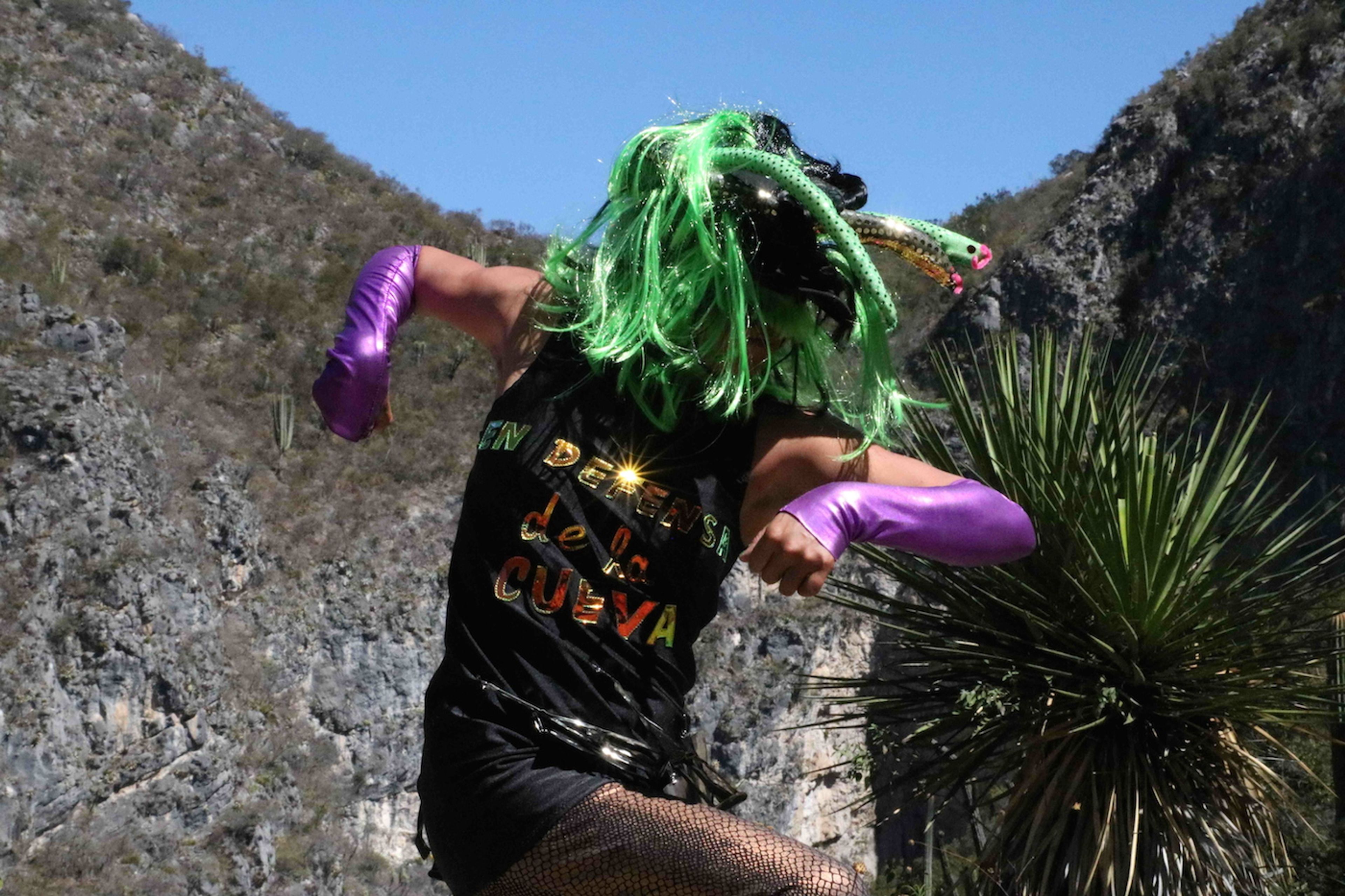 Naomi Rincón Gallardo, de Resiliencia Tlacuache (Opossum Resilience), performance, 2019. Courtesy of the artist. Photo: Claudia López Terroso.