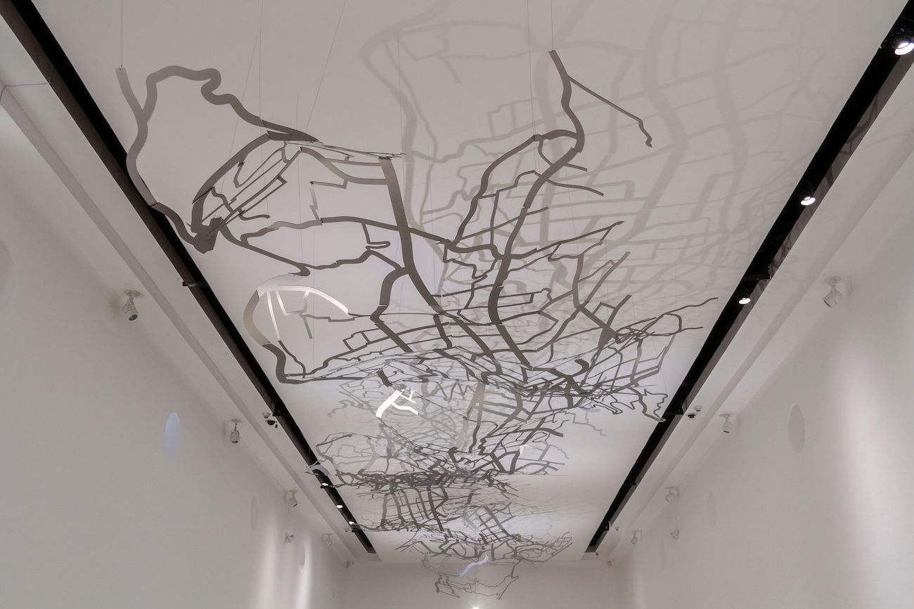 Ciudad colapsable. Alubond installation. Courtesy of CAC.