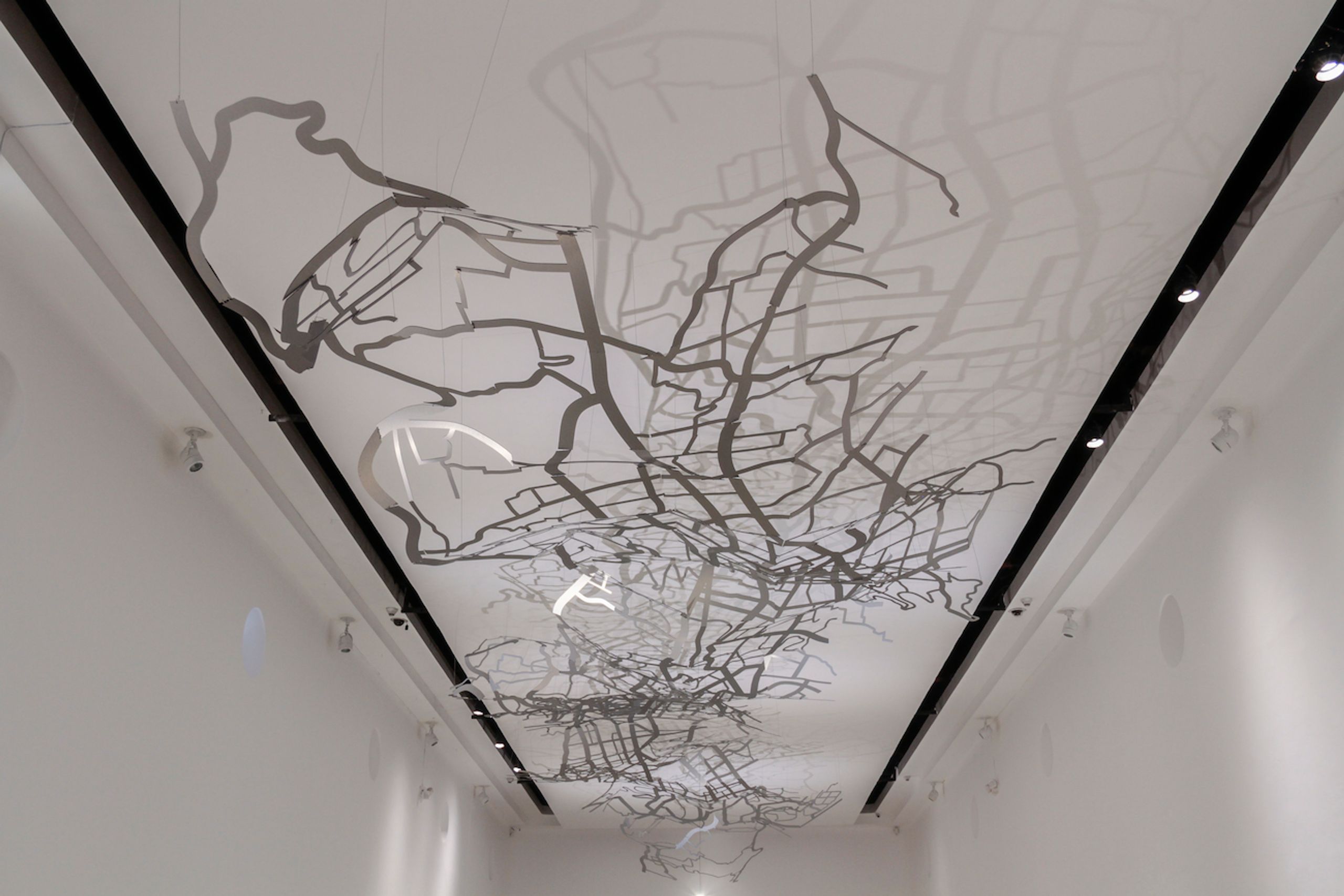 Ciudad colapsable. Alubond installation. Courtesy of CAC.