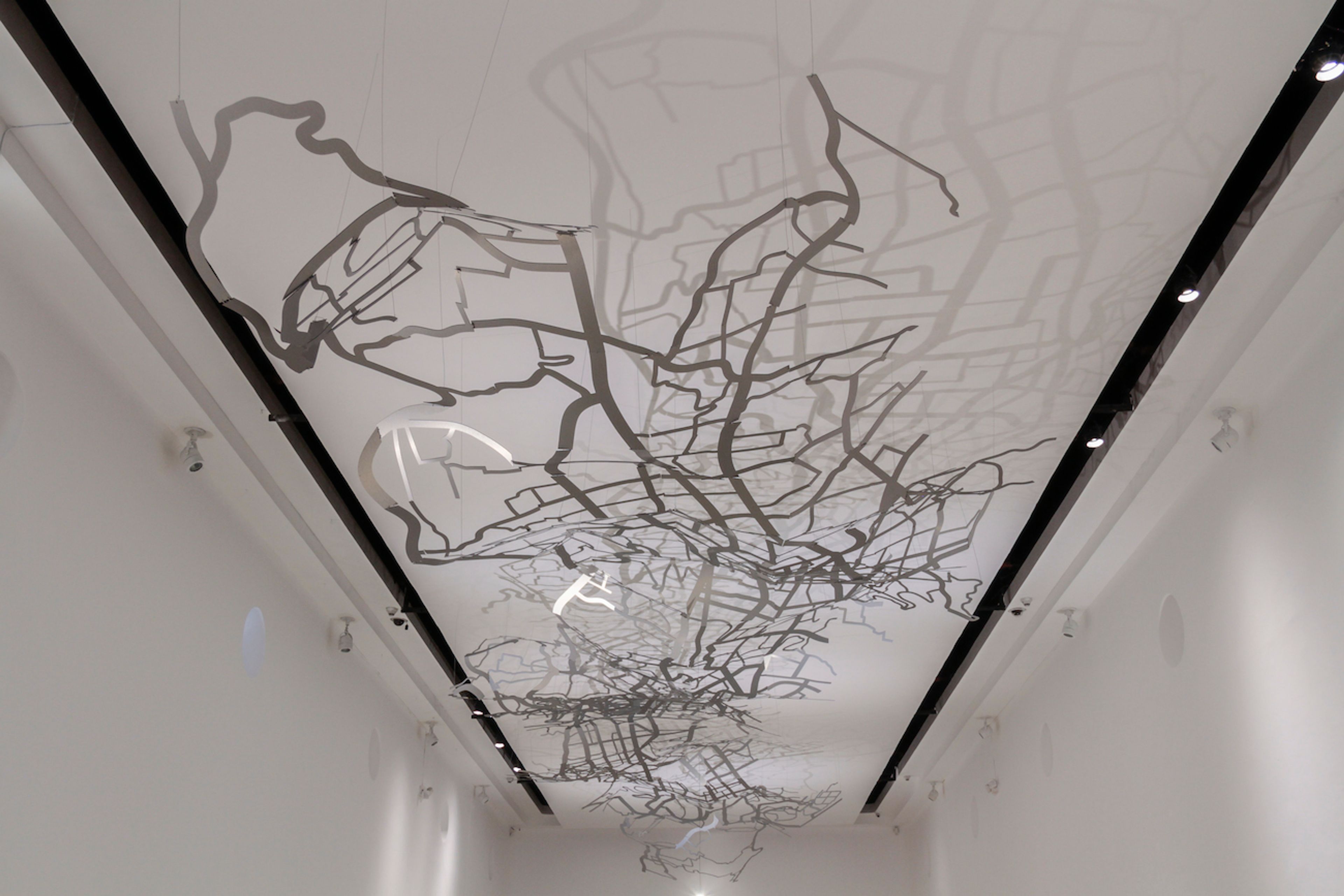 Ciudad colapsable. Alubond installation. Courtesy of CAC.