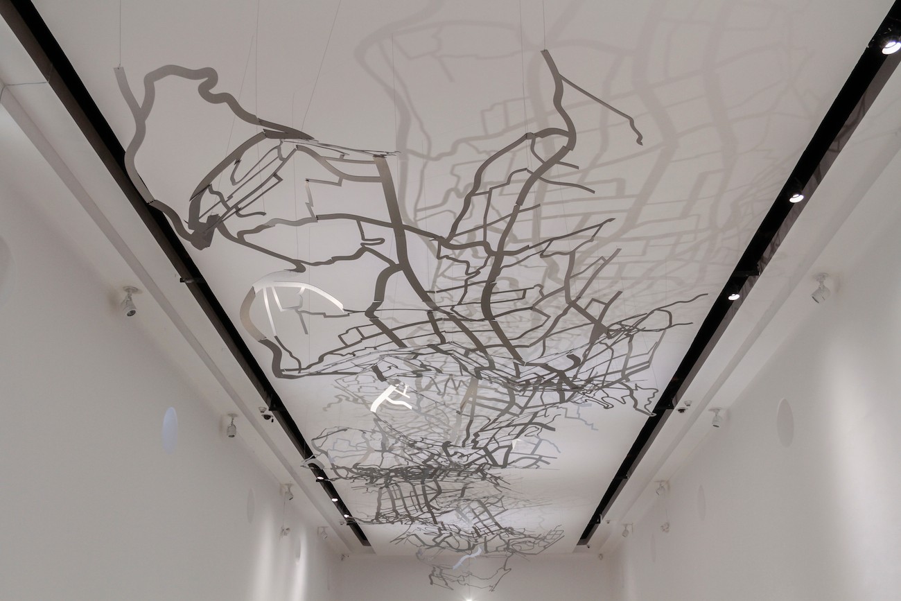 Ciudad colapsable. Alubond installation. Courtesy of CAC.