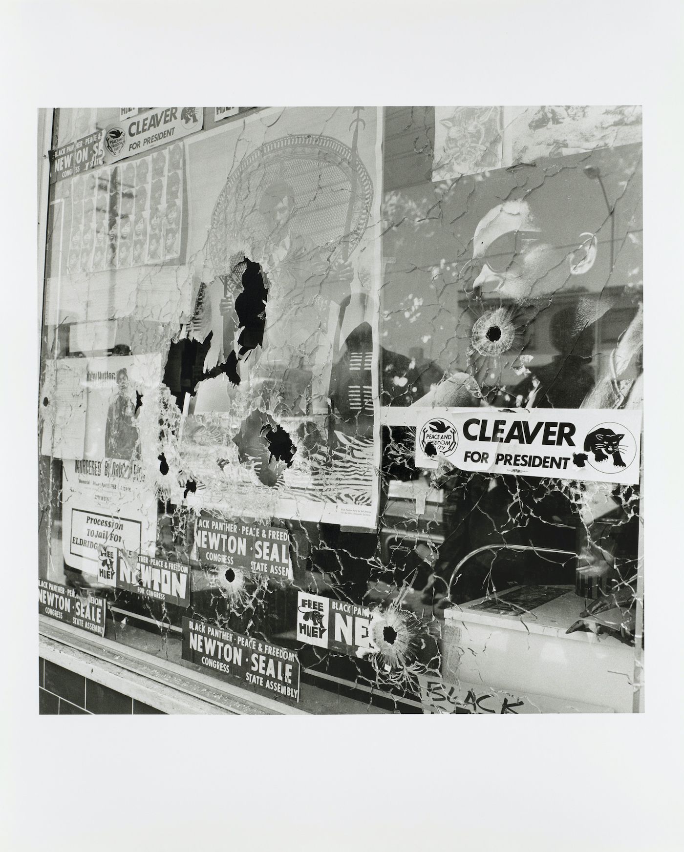Pirkle Jones, Mirrored glass window of the National Headquarters of the Black Panther Party when it was destroyed by two bullets of Oakland police officers in the morning, 10.09.1968, from: Black Panther, 1968–1969 2010 deduction. Donated to the Pirkle Jones Foundation © Regents of the University of California Reproduction: Rheinisches Bildarchiv Köln.