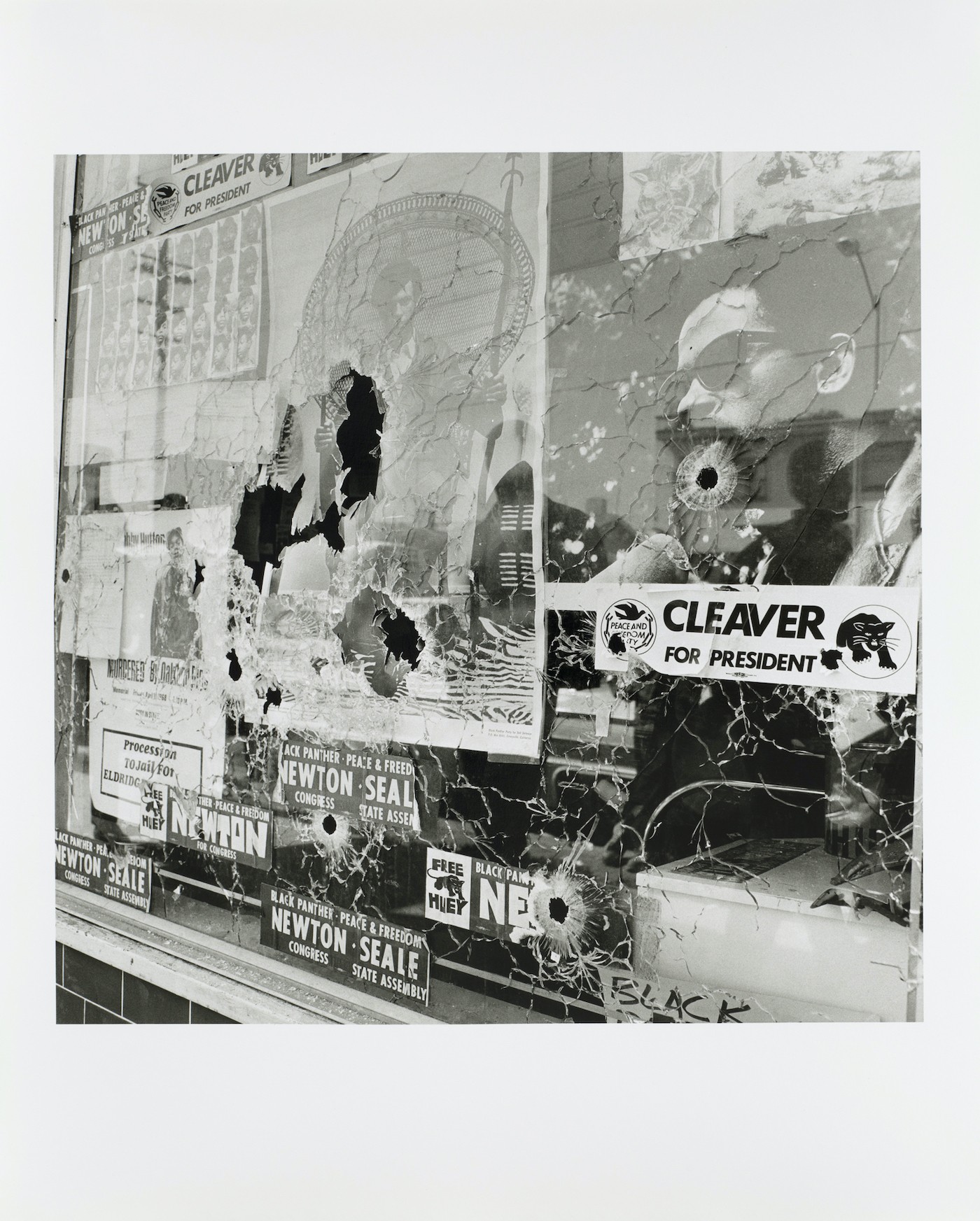 Pirkle Jones, Mirrored glass window of the National Headquarters of the Black Panther Party when it was destroyed by two bullets of Oakland police officers in the morning, 10.09.1968, from: Black Panther, 1968–1969 2010 deduction. Donated to the Pirkle Jones Foundation © Regents of the University of California Reproduction: Rheinisches Bildarchiv Köln.