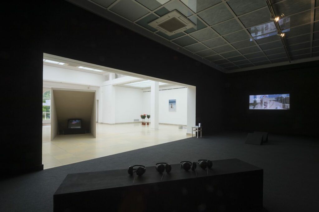 Widerstand und Amnesie #2, Kunstpavillon, 2015 (QUER). Raumansicht: Arbeiten von Emma Wolukau-Wanambwa, Raja'a Khalid, Annalisa Cannito (v.l.n.r.)