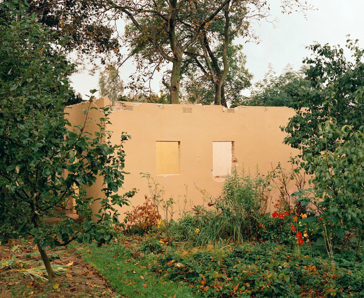 STAN DOUGLAS, ABANDONED LAUBE, BERLINER STRASSE 105, BERLINER VORSTADT, 1994/95, FROM THE SERIES POTSDAMER SCHREBERGÄRTEN, 15 PARTS. HASSO PLATTNER COLLECTION, © STAN DOUGLAS, COURTESY THE ARTIST, VICTORIA MIRO AND DAVID ZWIRNER