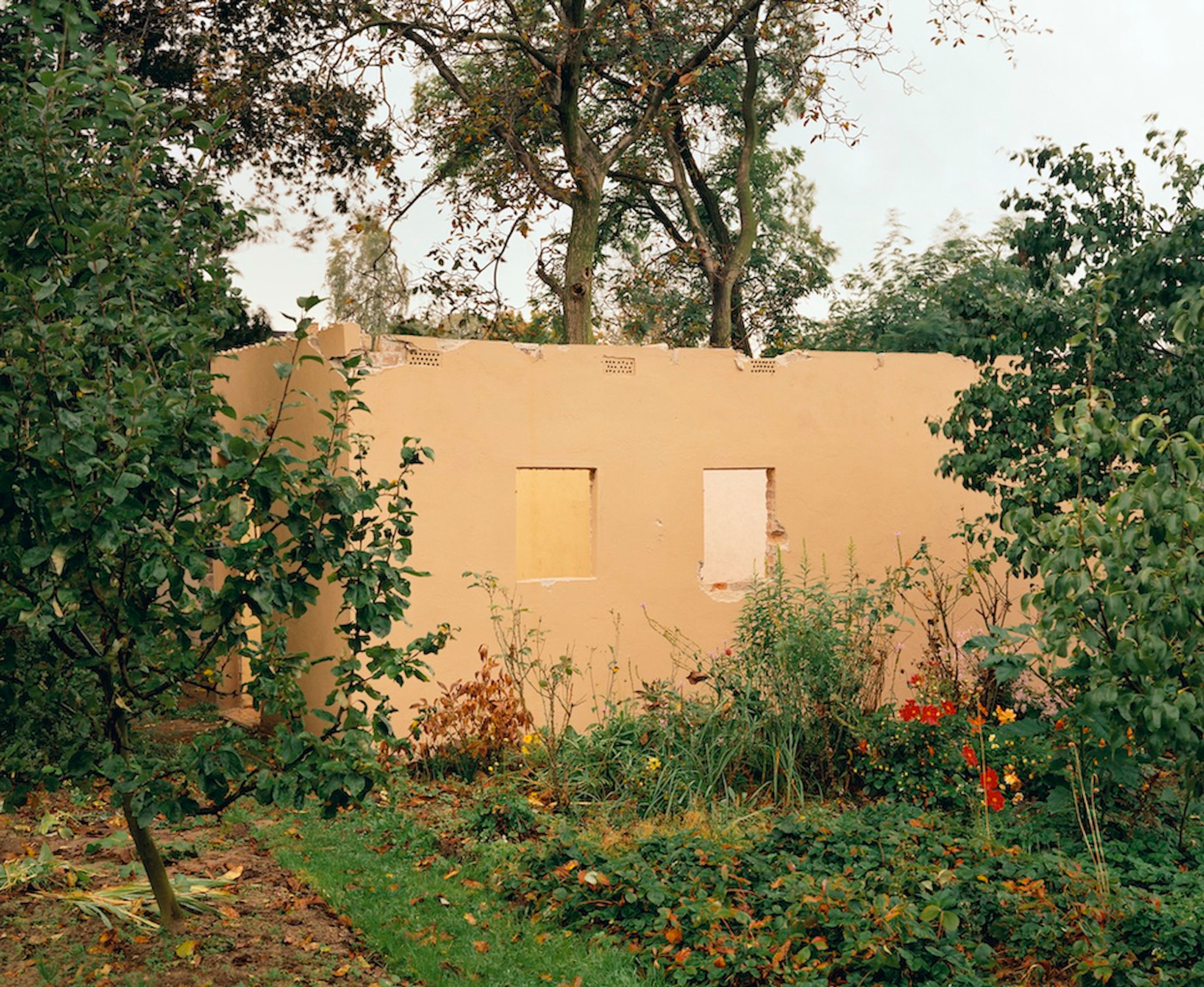 STAN DOUGLAS, ABANDONED LAUBE, BERLINER STRASSE 105, BERLINER VORSTADT, 1994/95, FROM THE SERIES POTSDAMER SCHREBERGÄRTEN, 15 PARTS. HASSO PLATTNER COLLECTION, © STAN DOUGLAS, COURTESY THE ARTIST, VICTORIA MIRO AND DAVID ZWIRNER