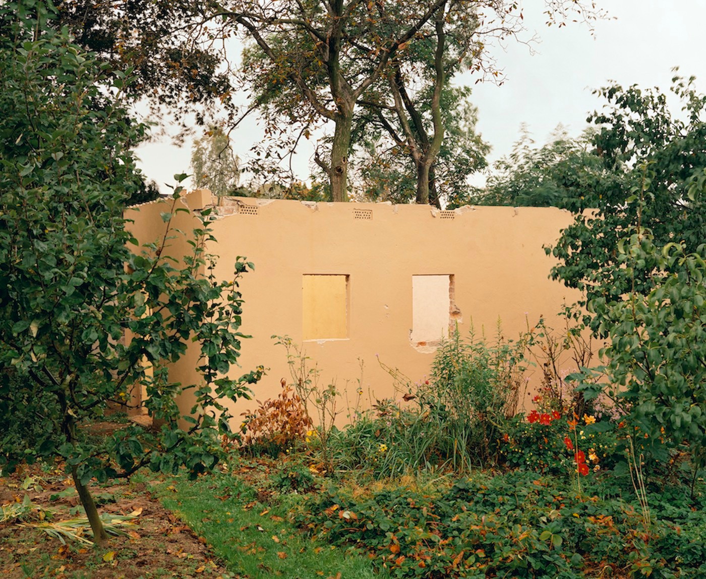 STAN DOUGLAS, ABANDONED LAUBE, BERLINER STRASSE 105, BERLINER VORSTADT, 1994/95, FROM THE SERIES POTSDAMER SCHREBERGÄRTEN, 15 PARTS. HASSO PLATTNER COLLECTION, © STAN DOUGLAS, COURTESY THE ARTIST, VICTORIA MIRO AND DAVID ZWIRNER